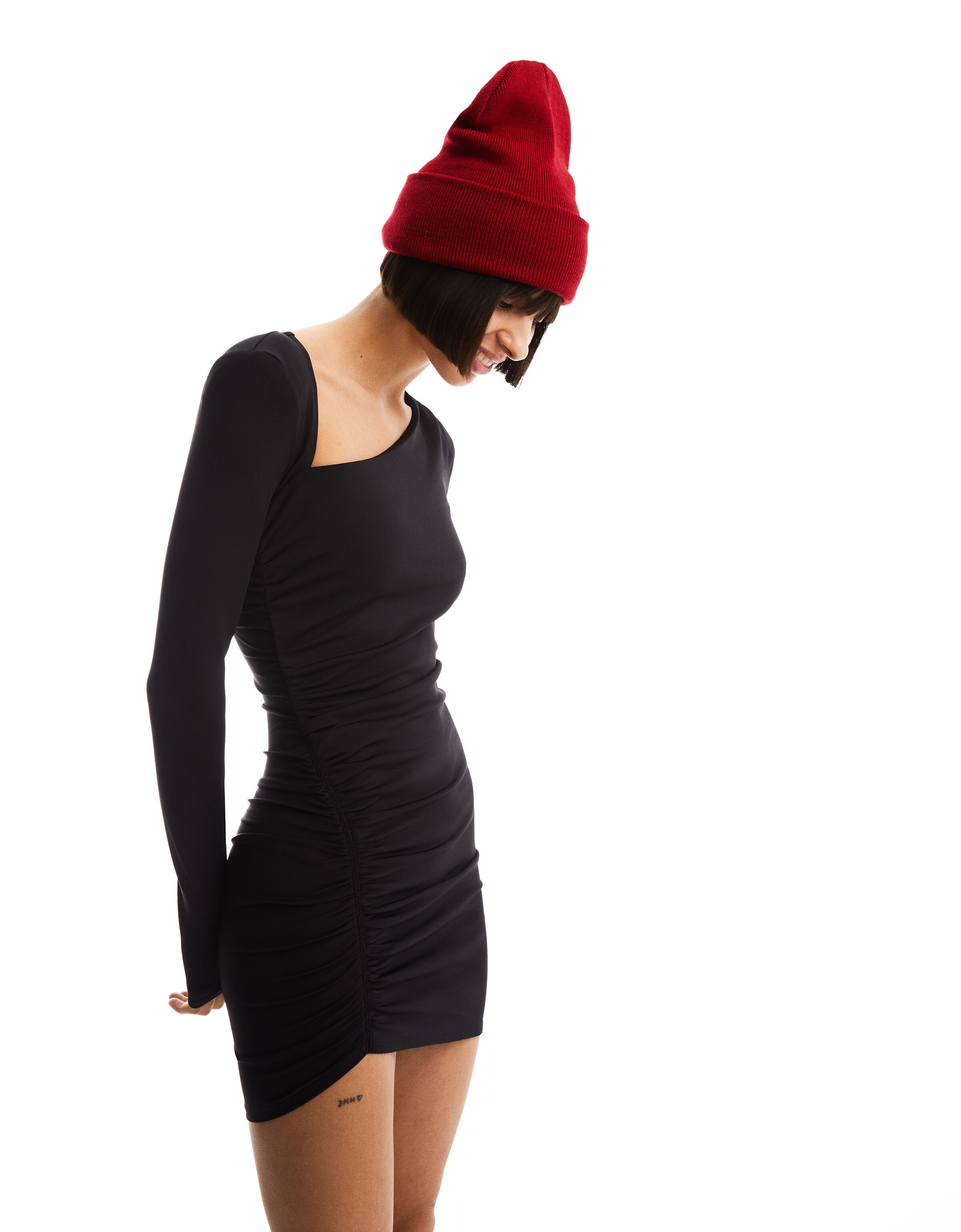 Vestido mini manga larga hombreras frunce lateral