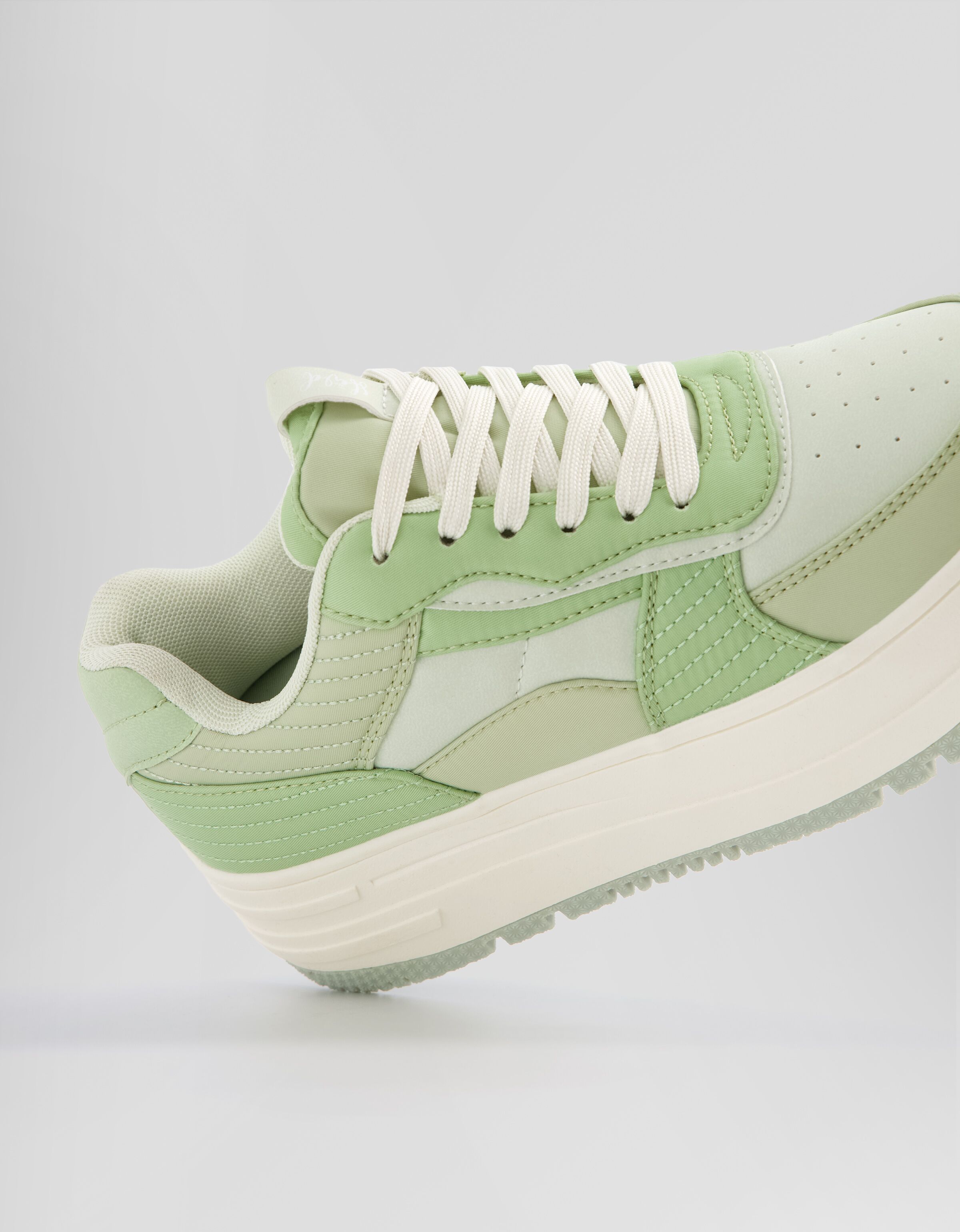 Zapatillas multipiezas detalle acolchados