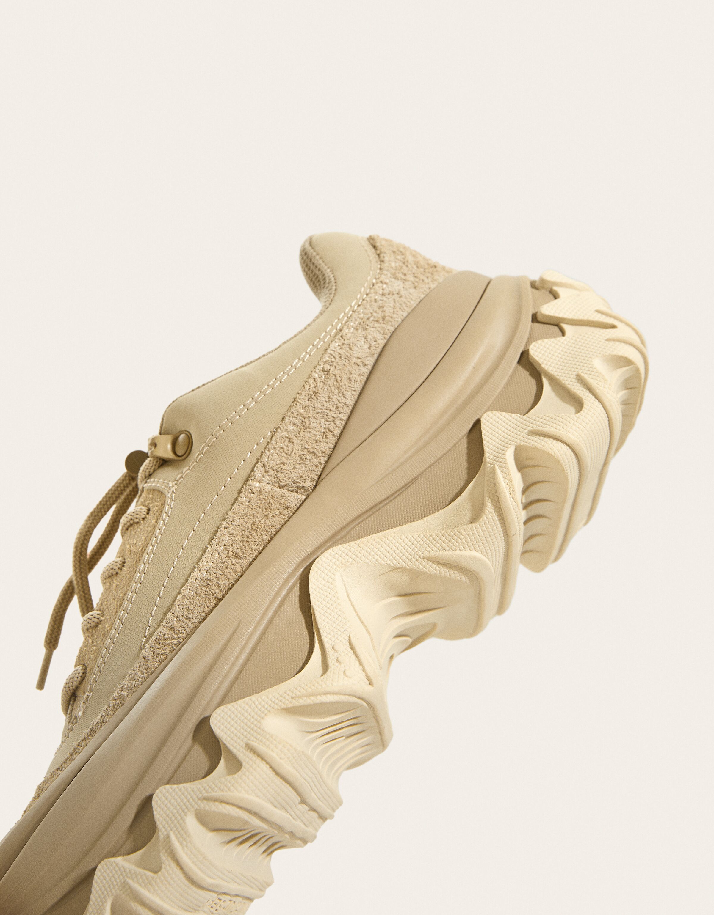 Deportivas RAL7000STUDIO x Bershka detalle cordones