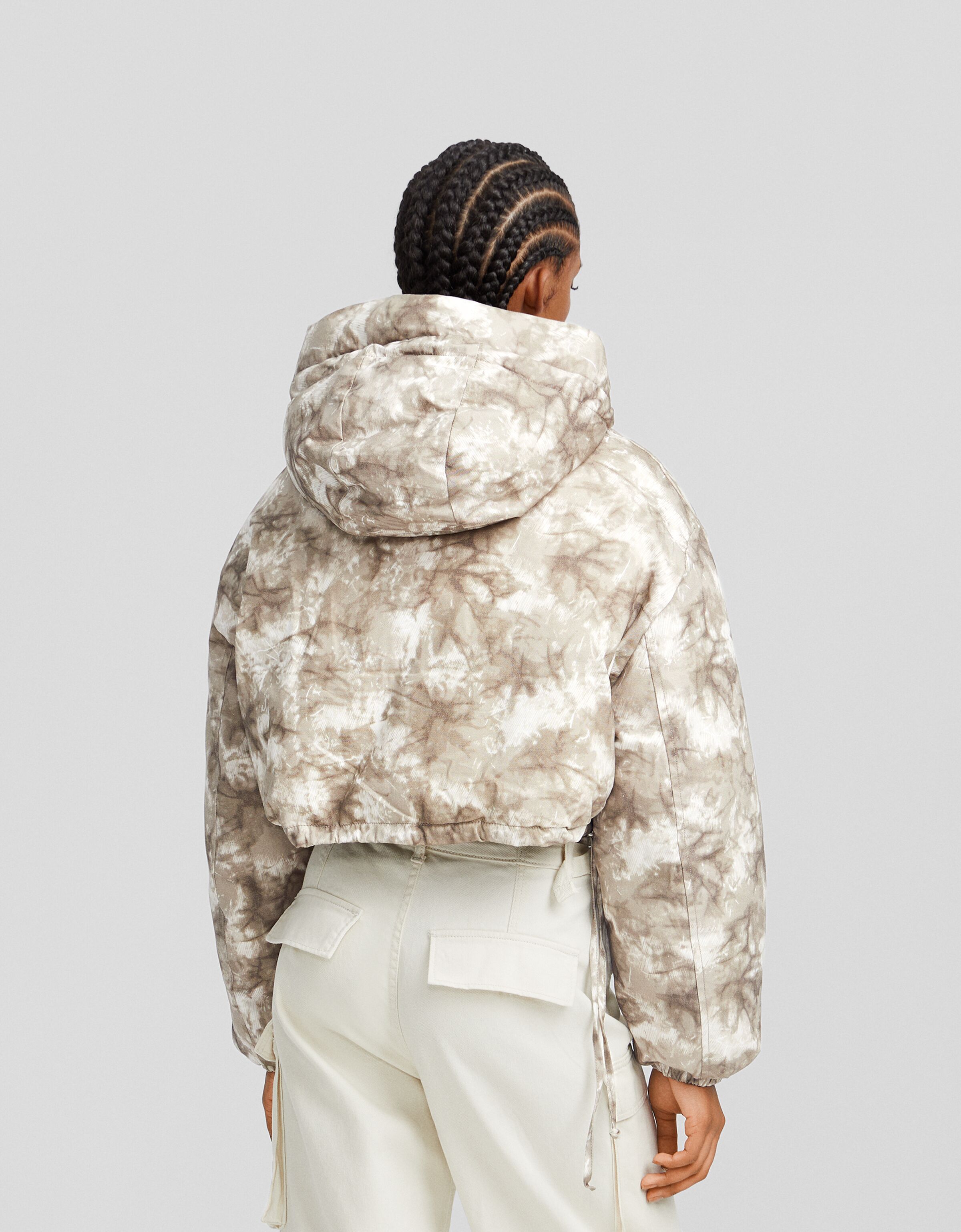 Cazadora acolchada capucha cropped print