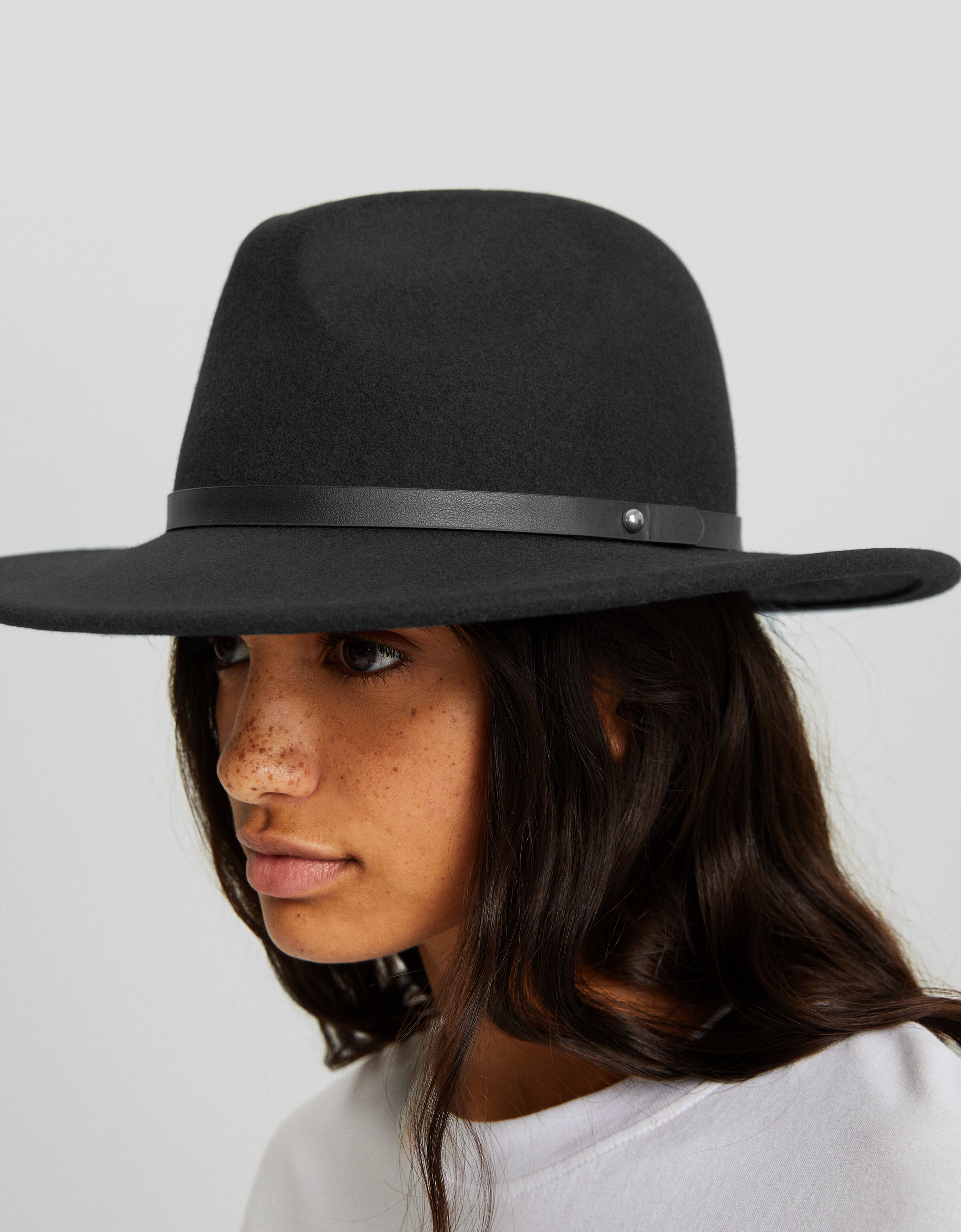 Sombrero fedora detalle efecto piel y metal