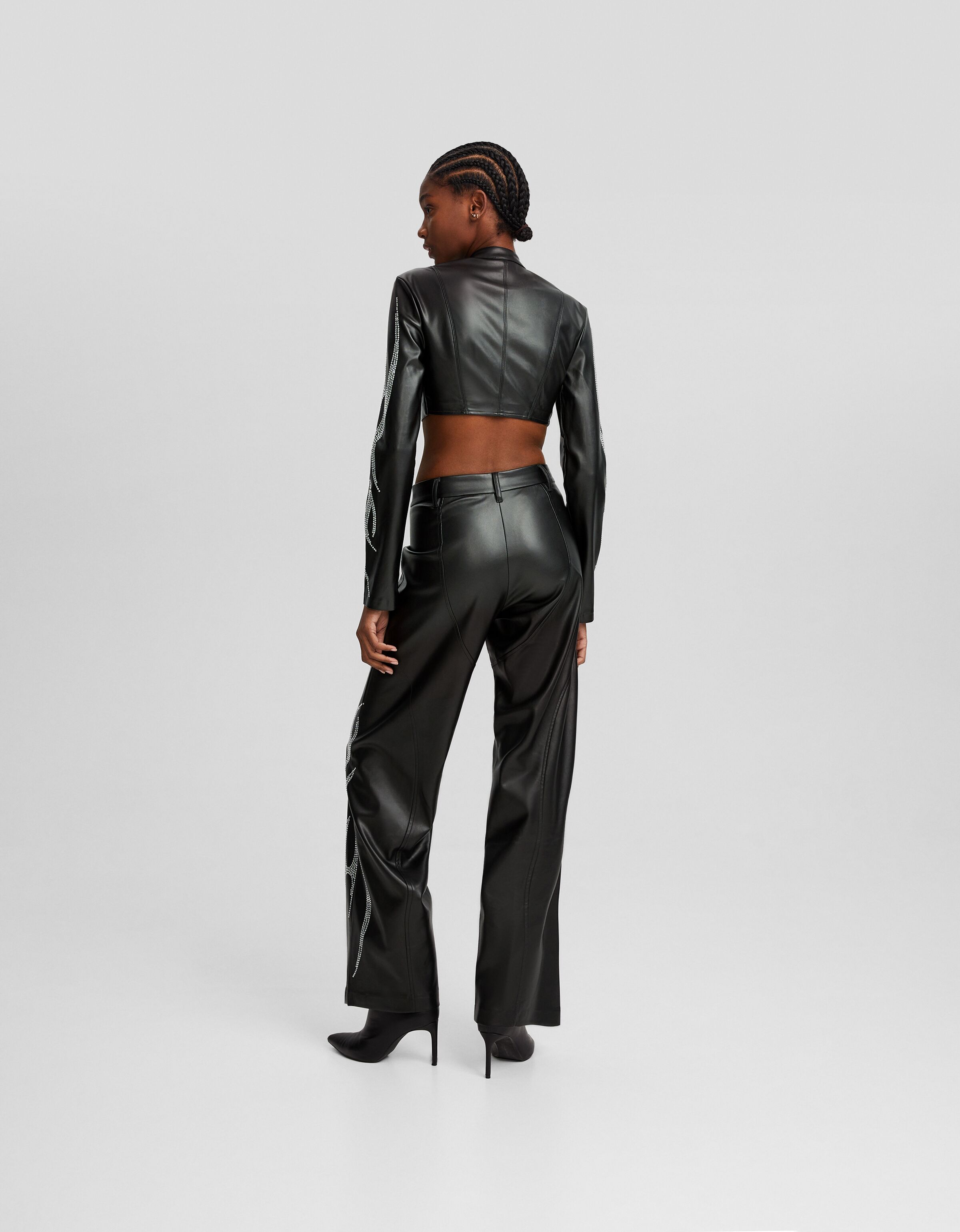 Cazadora cropped efecto piel strass