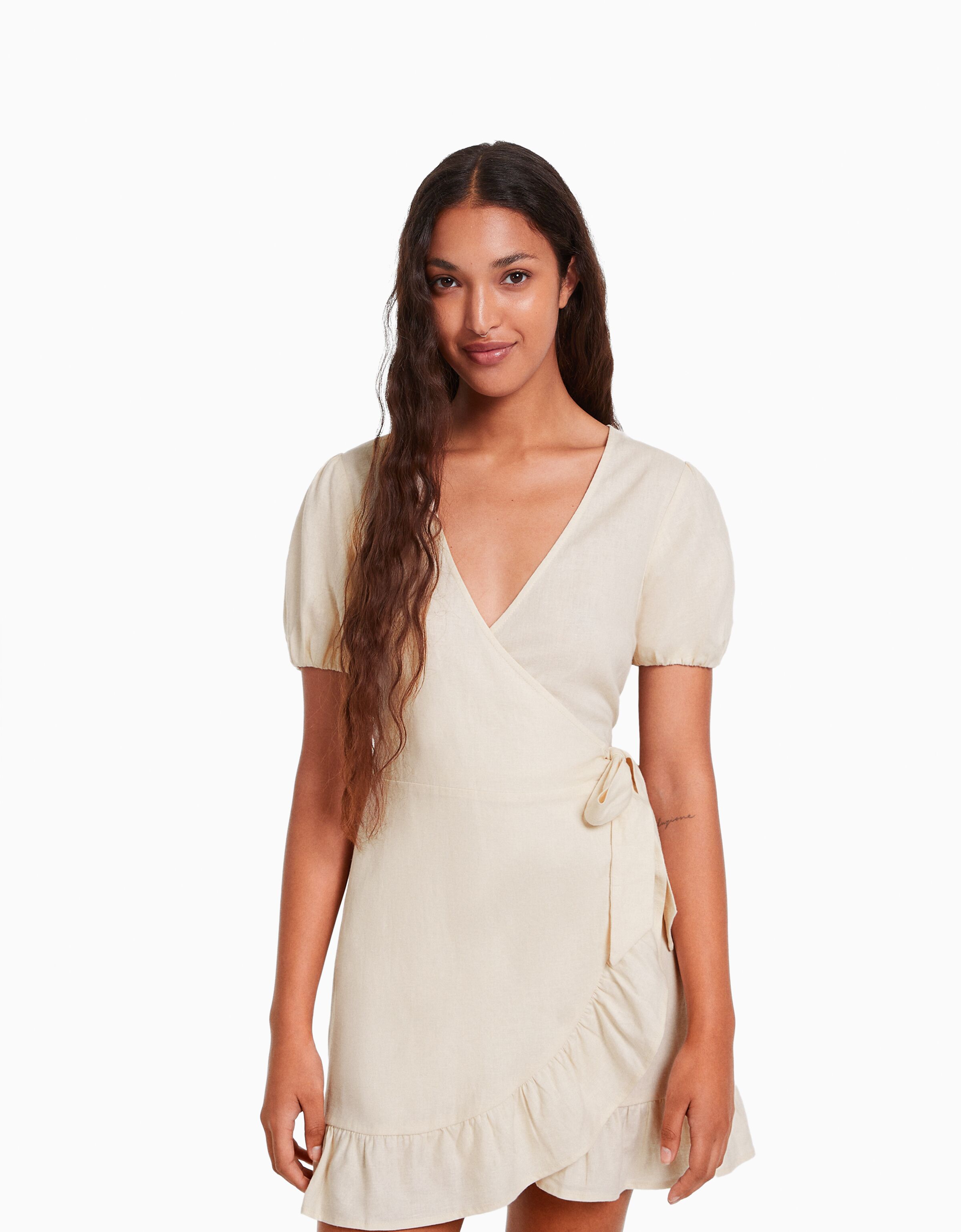 Vestido mini manga corta lino volantes