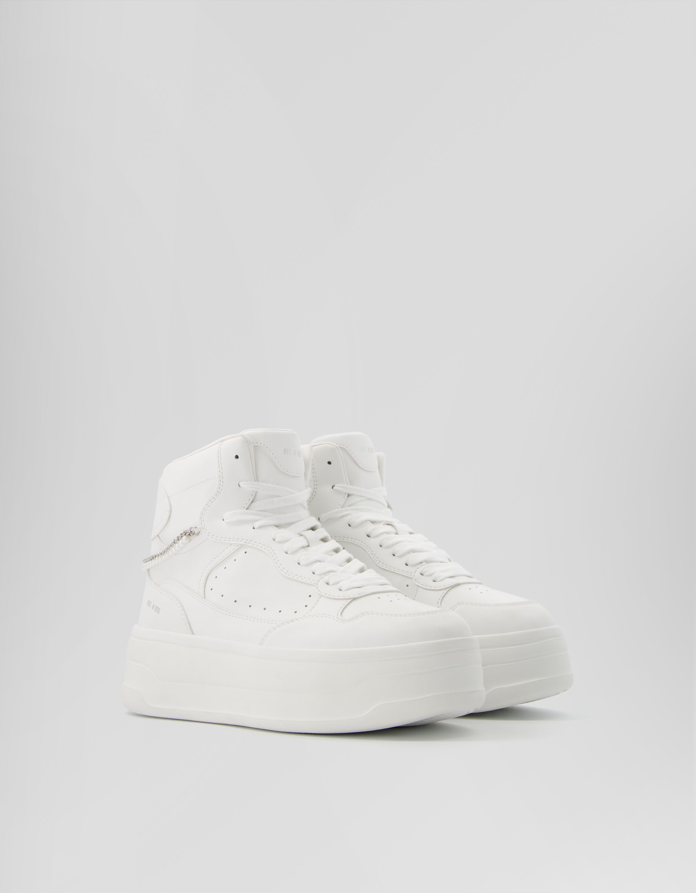 Zapatillas abotinadas detalle cadena