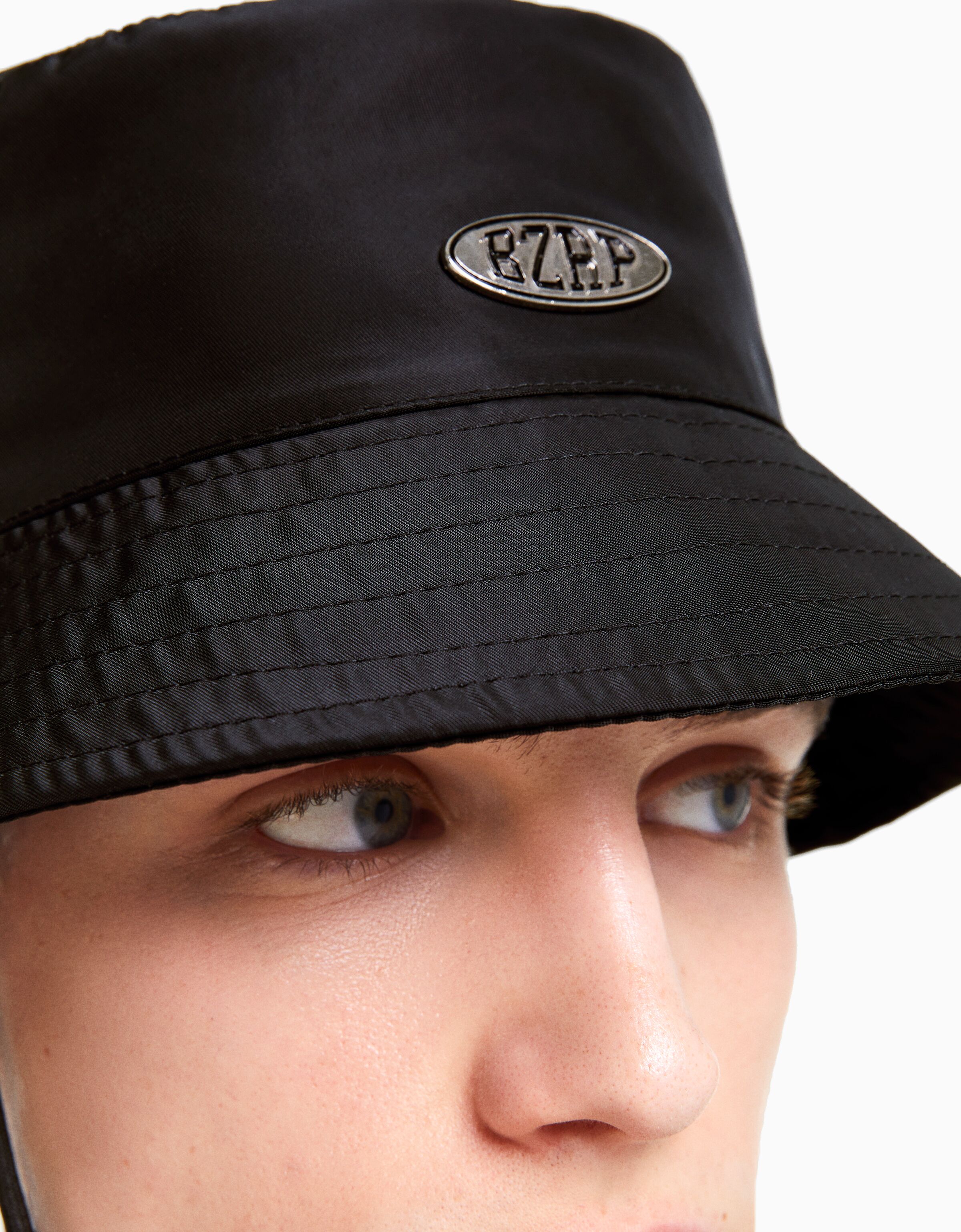 Sombrero bucket BERSHKA ft. BIZARRAP