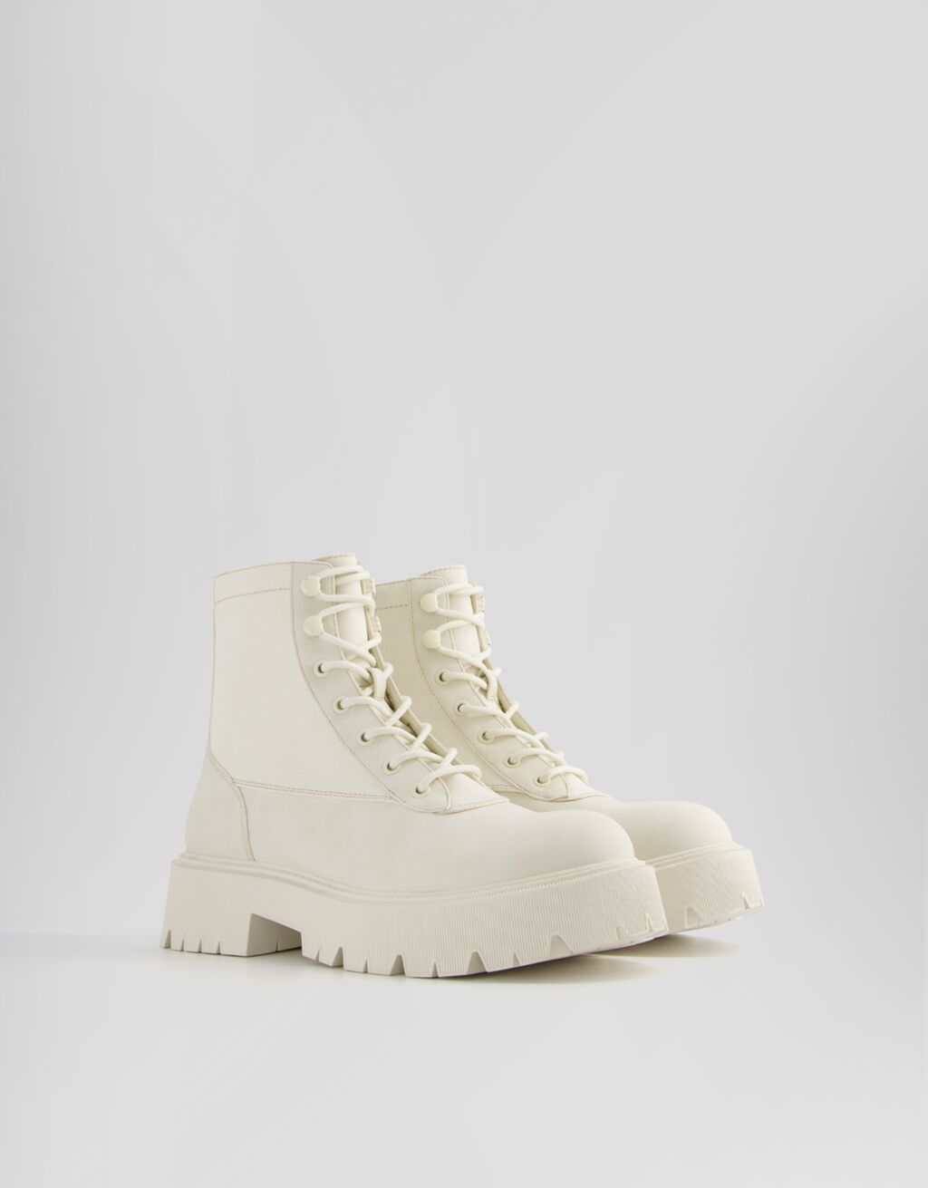 Botines planos acordonados combinados