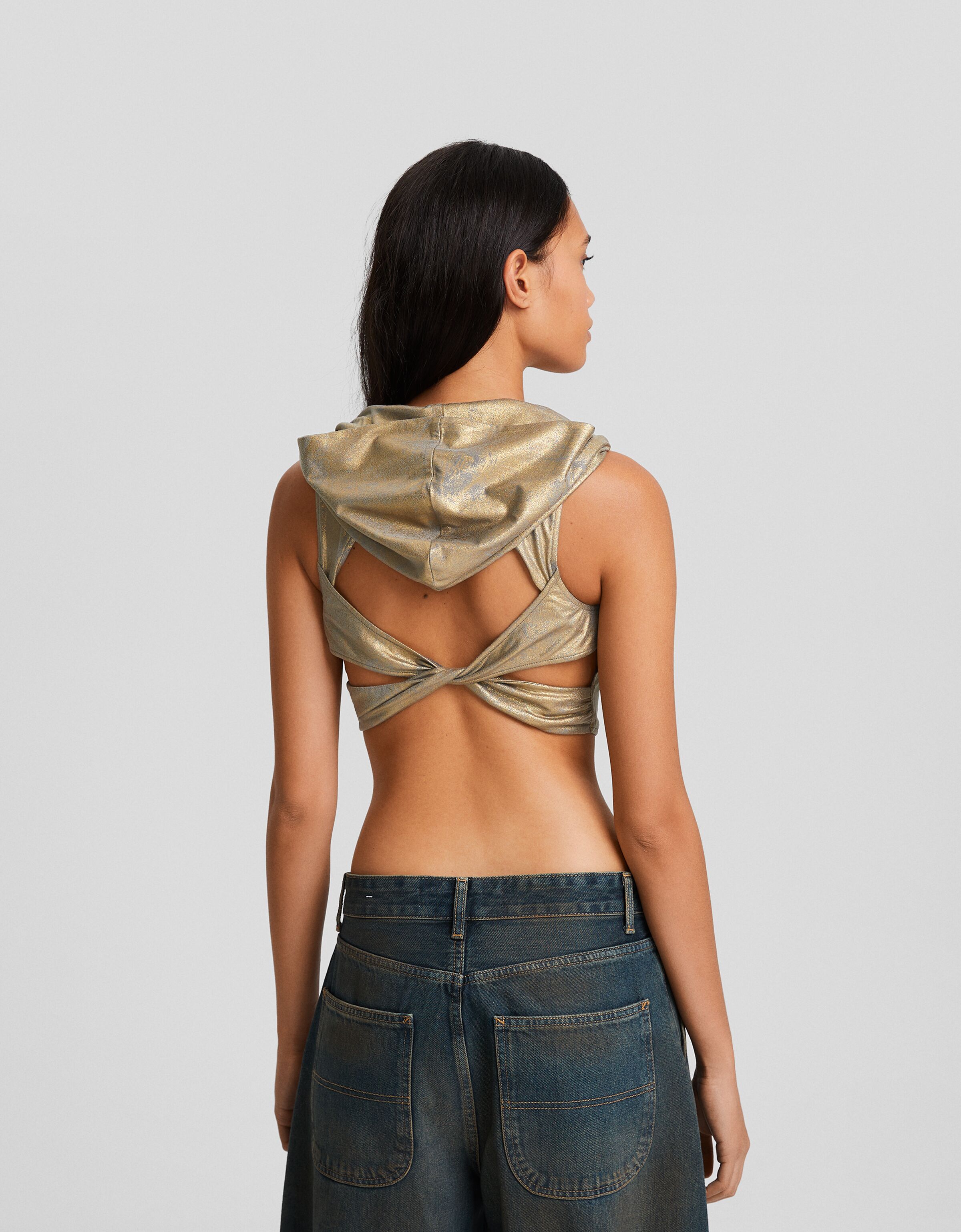 Camiseta sin mangas capucha metalizada espalda descubierta