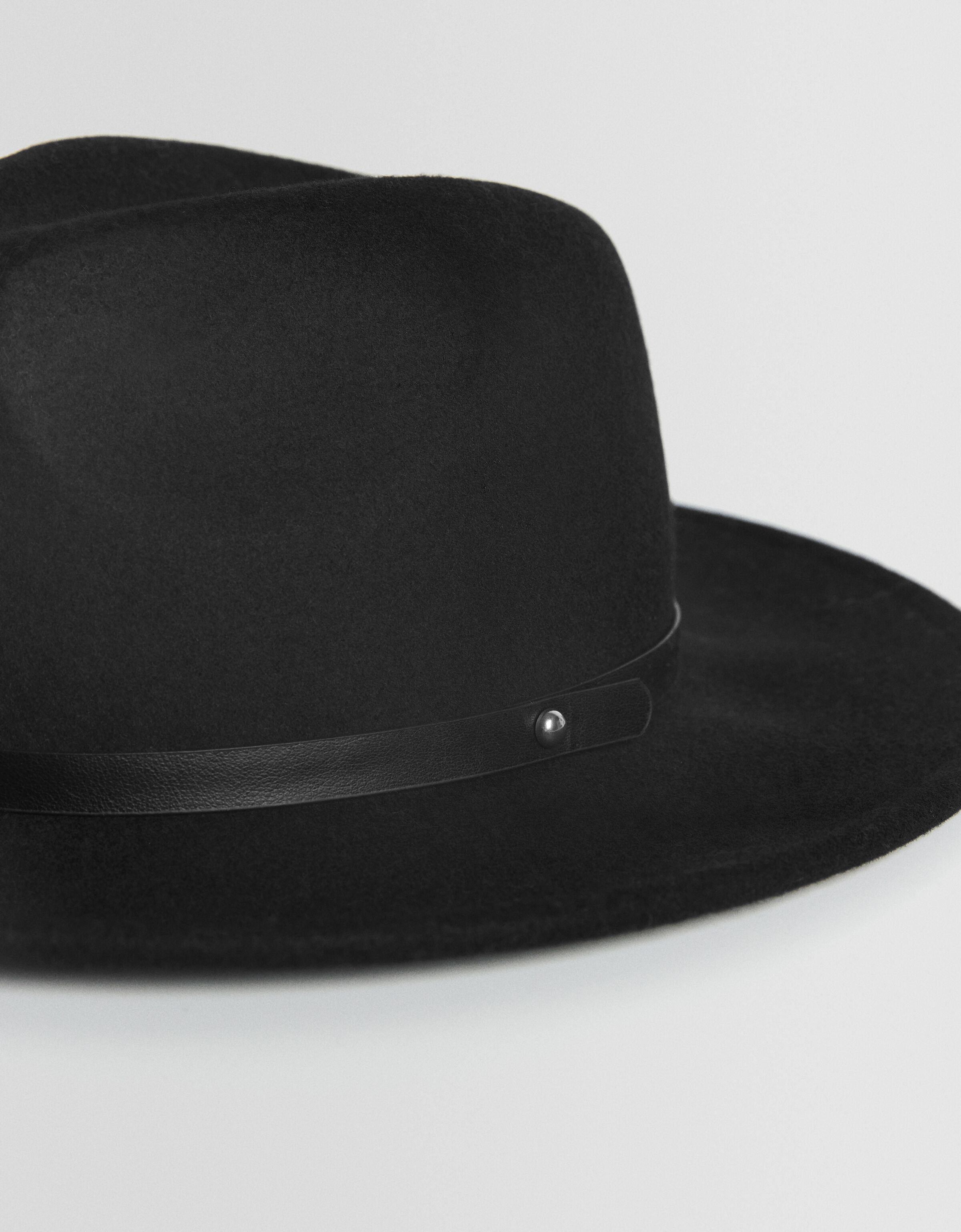 Sombrero fedora detalle efecto piel y metal