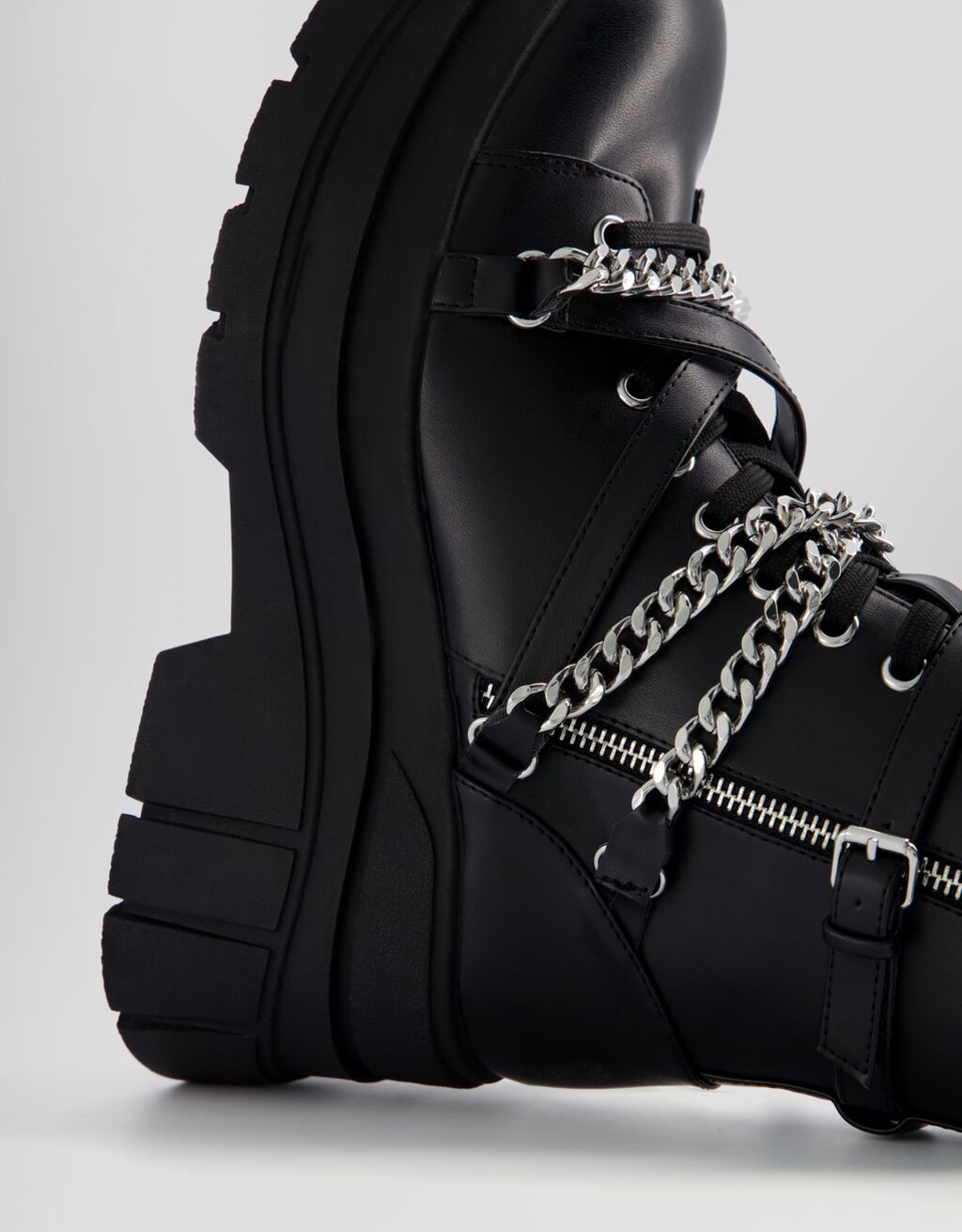 Botines planos cadenas suela volumen