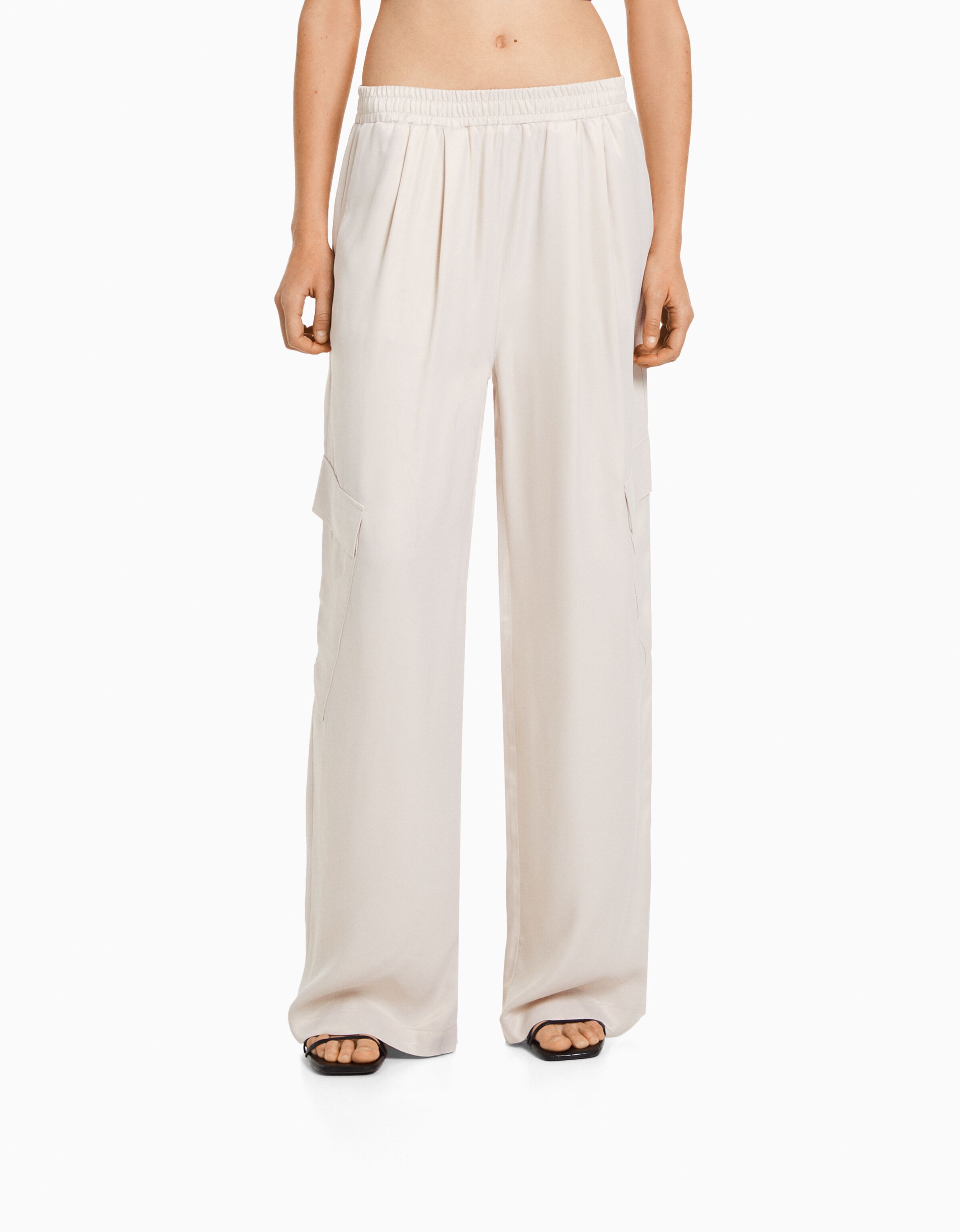 Pantalón wide leg satinado bolsillos