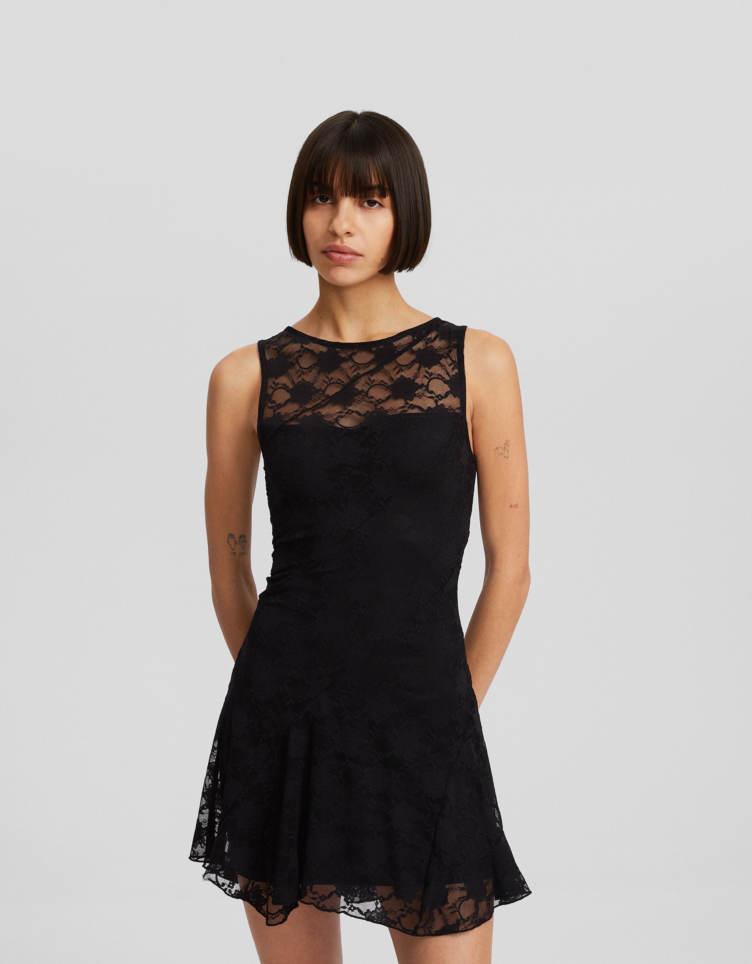 Vestido mini sin mangas blonda volantes