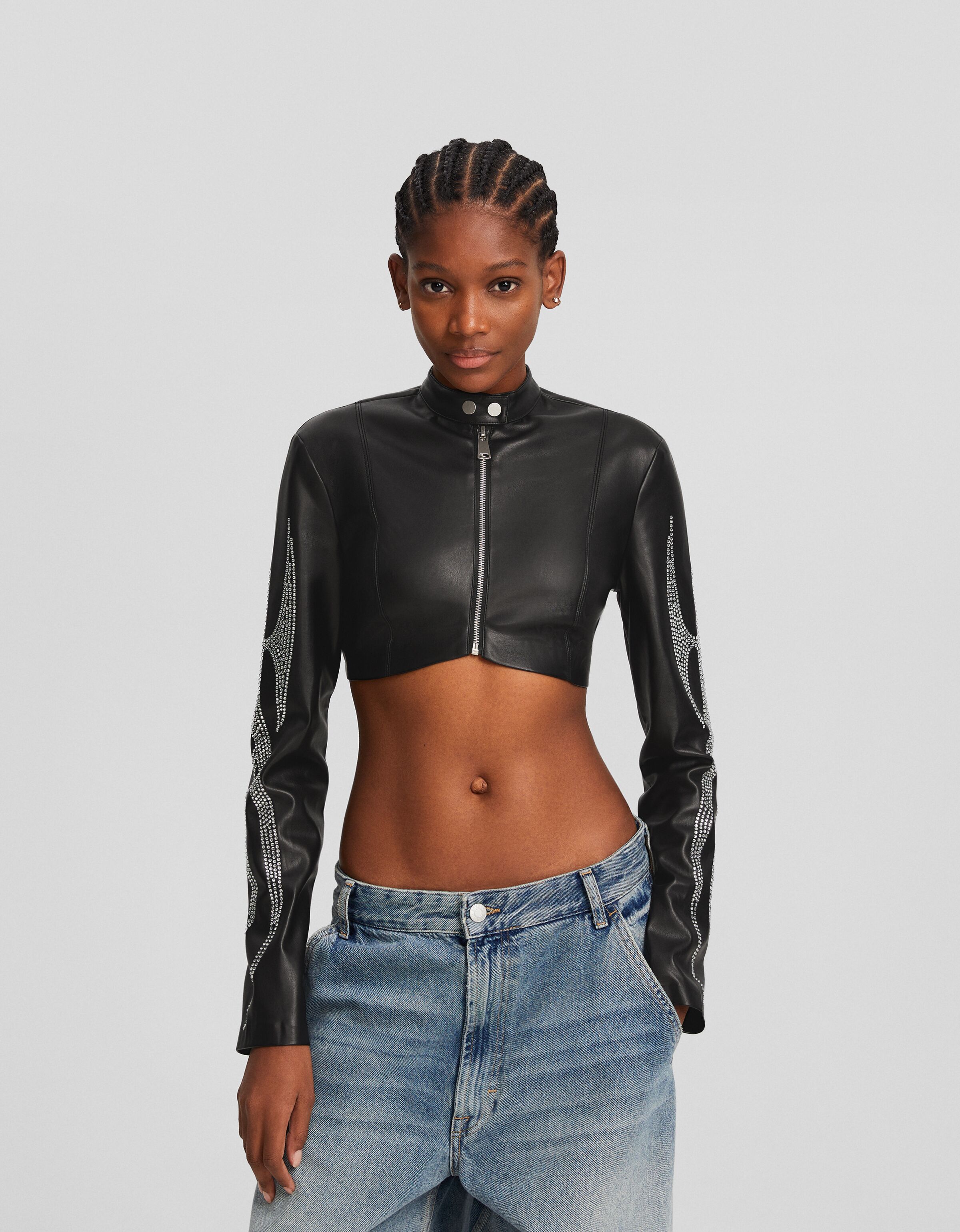 Cazadora cropped efecto piel strass