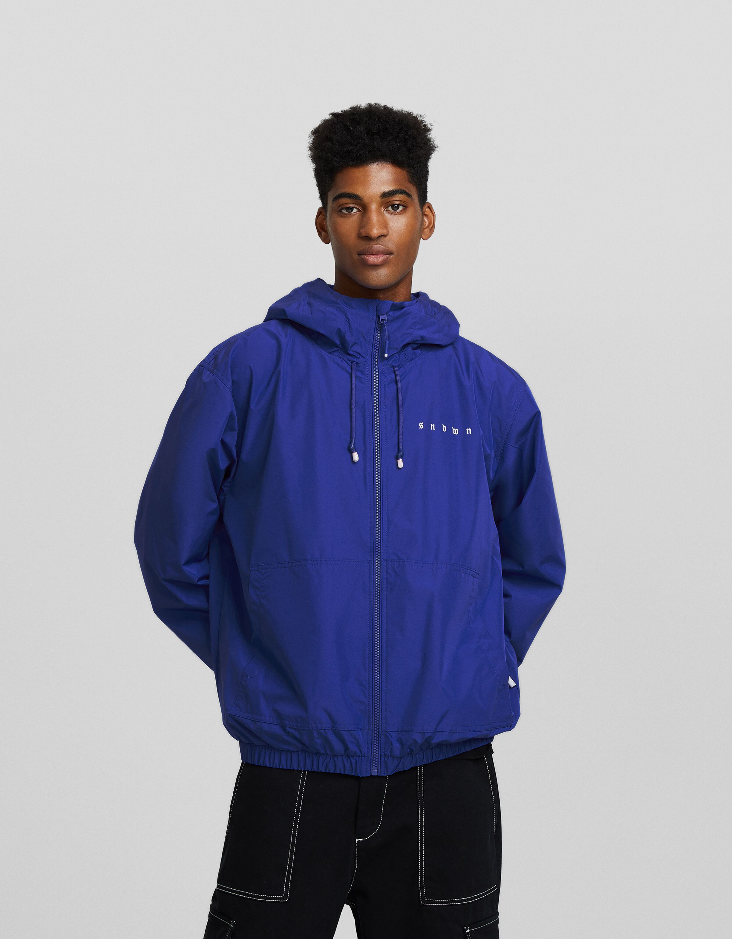 Cazadora capucha ligera