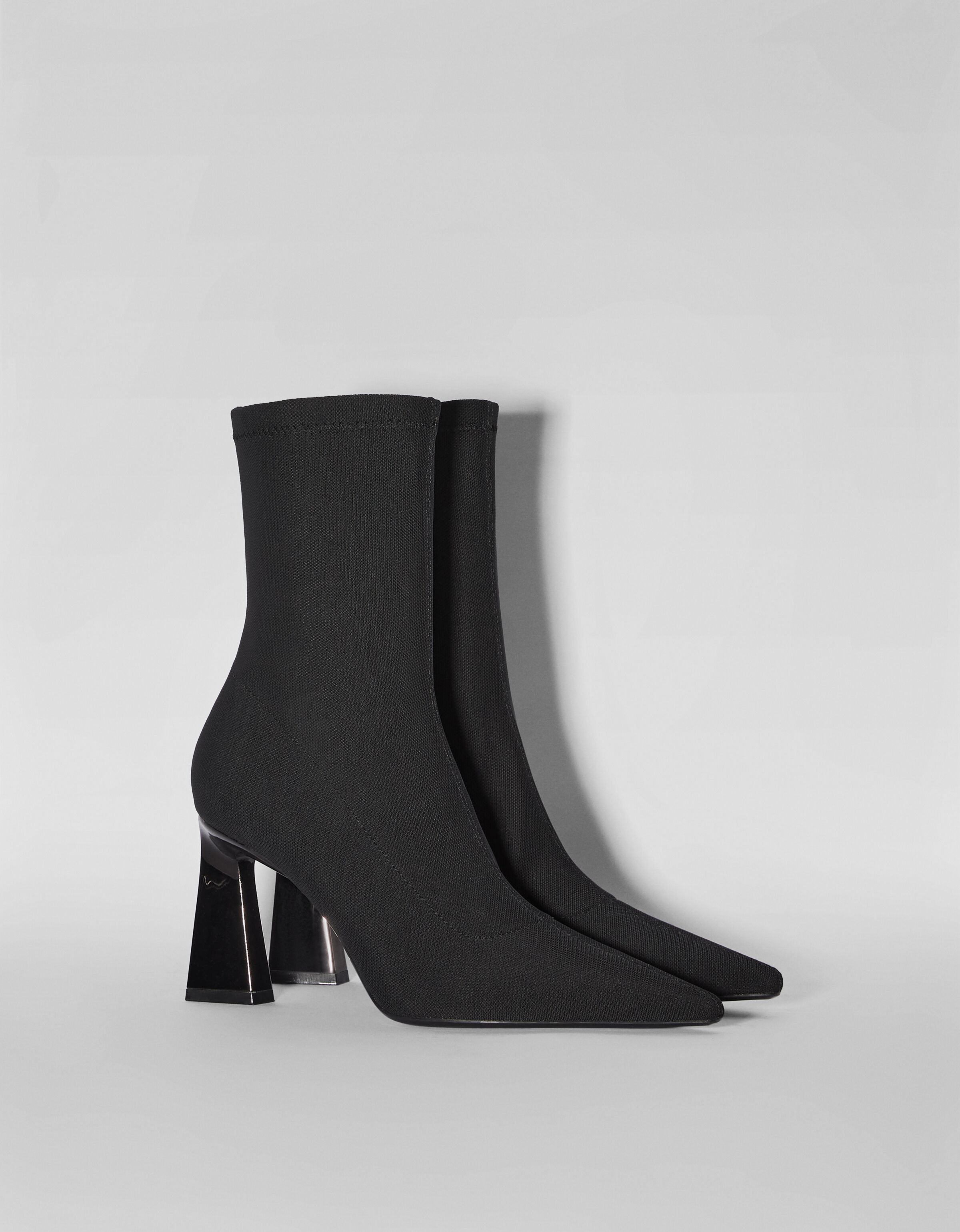 Botines ajustados tacón cromado