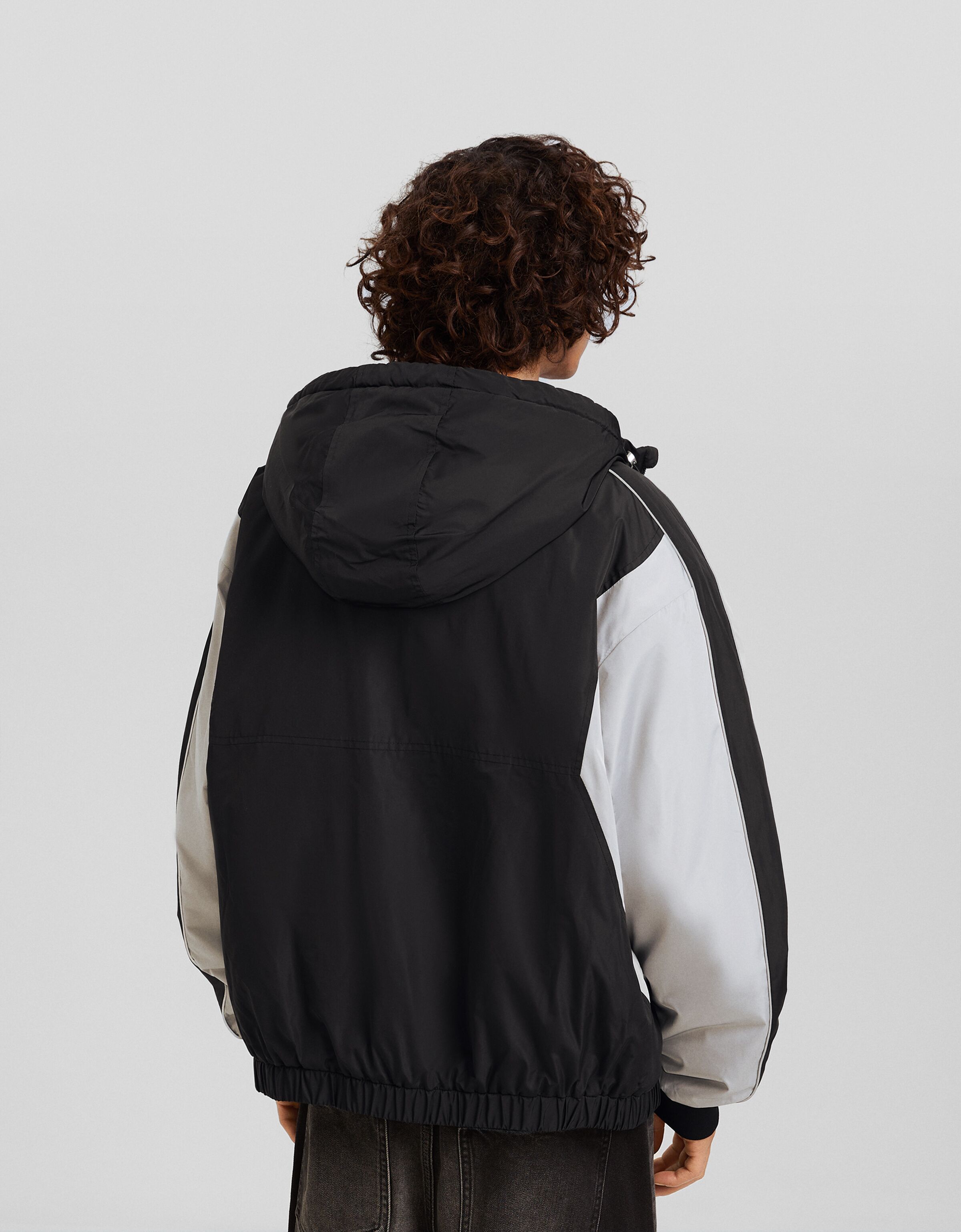 Cazadora capucha técnica color block