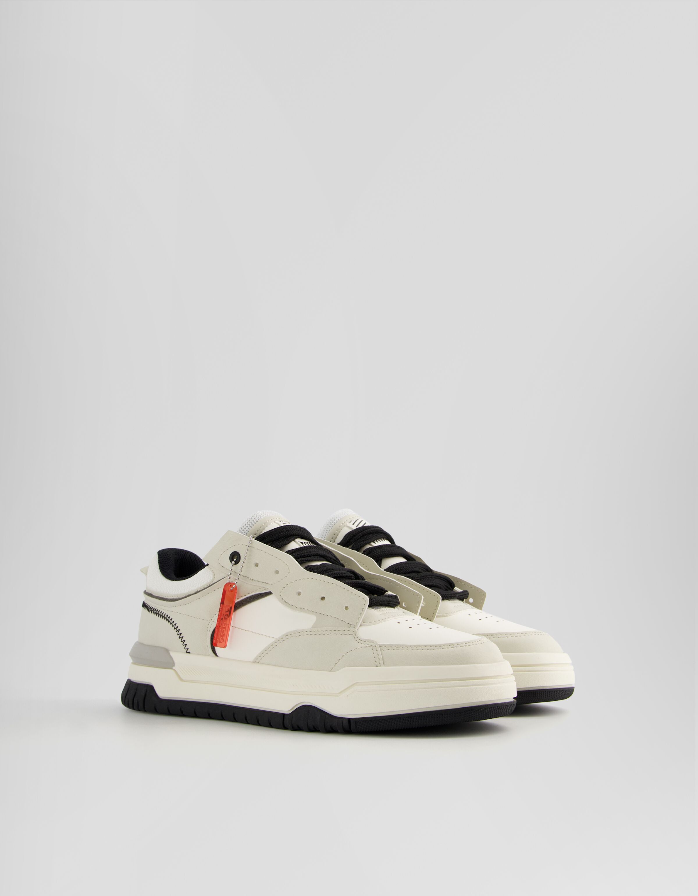 Zapatillas deconstruidas detalle llavero hombre