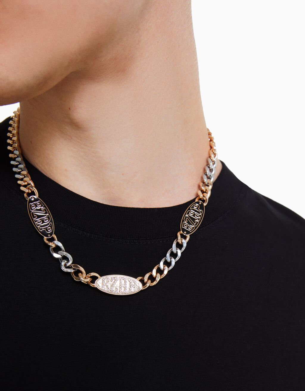 Collar y pulsera BERSHKA ft. BIZARRAP