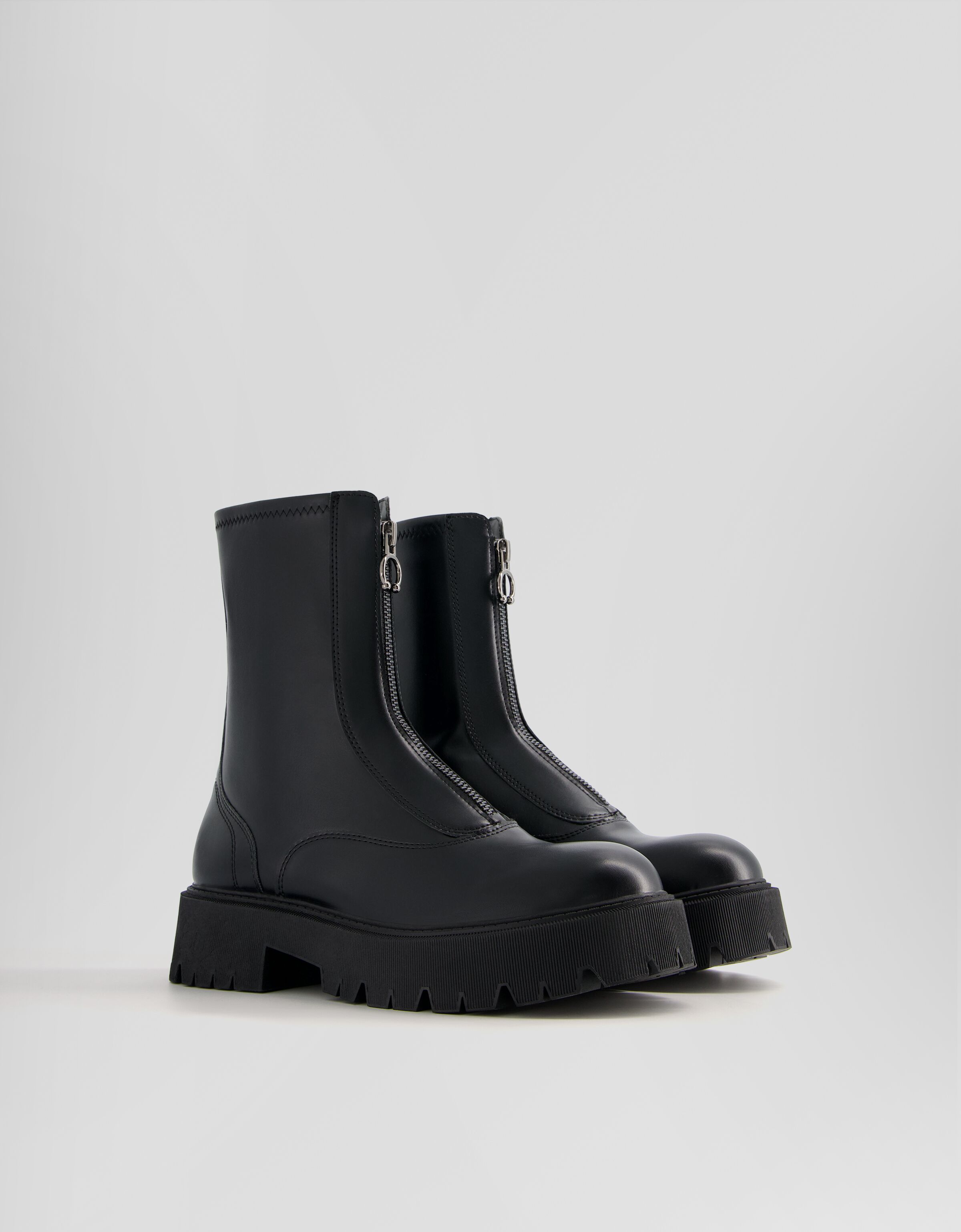 Botines planos cremallera frontal detalle anilla