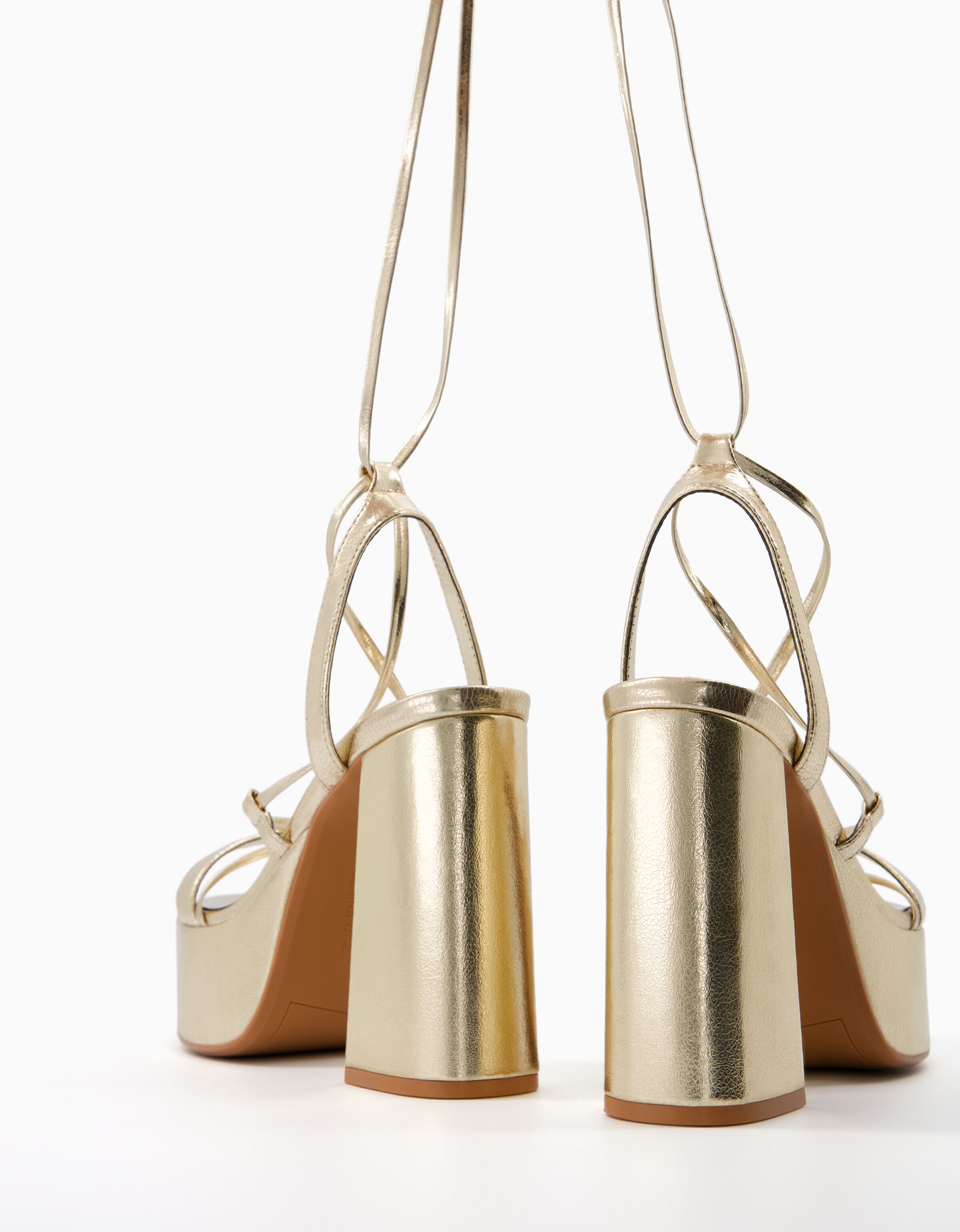 Sandalia tacón plataforma metalizada atada