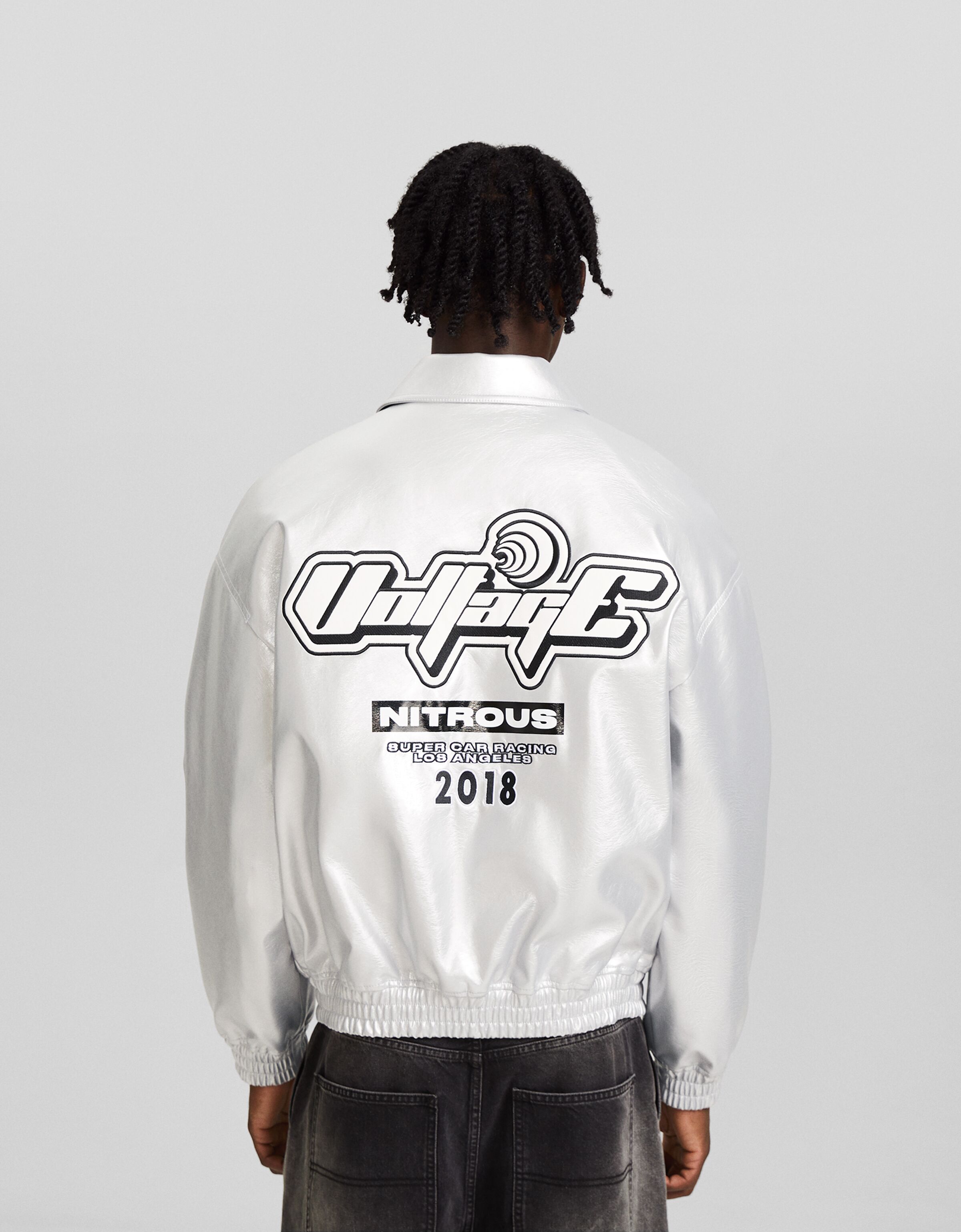 Cazadora efecto piel metalizada parches