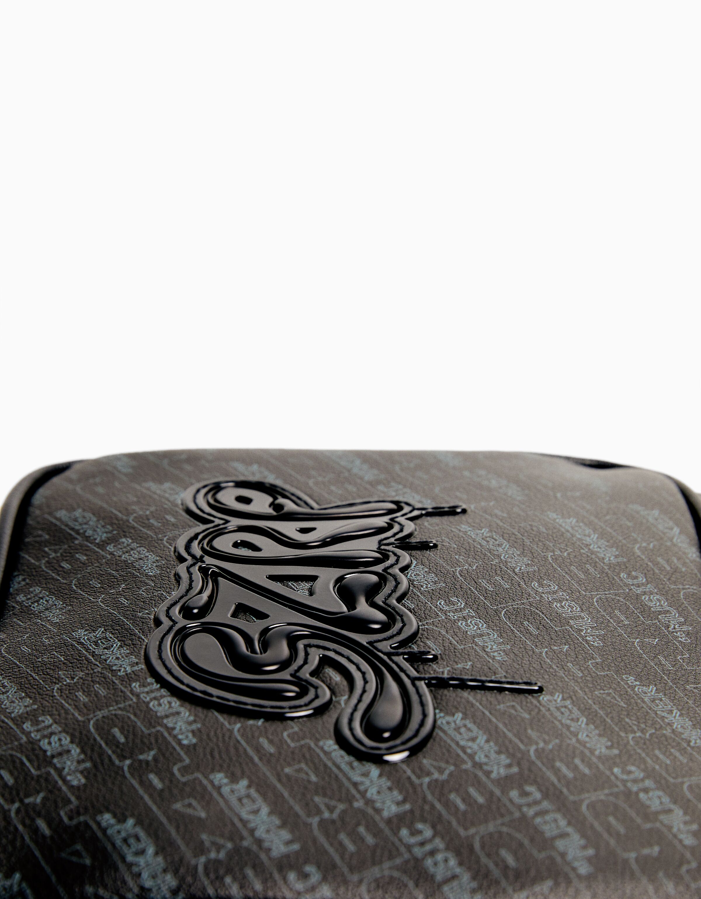 Bolso crossbody BERSHKA ft. BIZARRAP