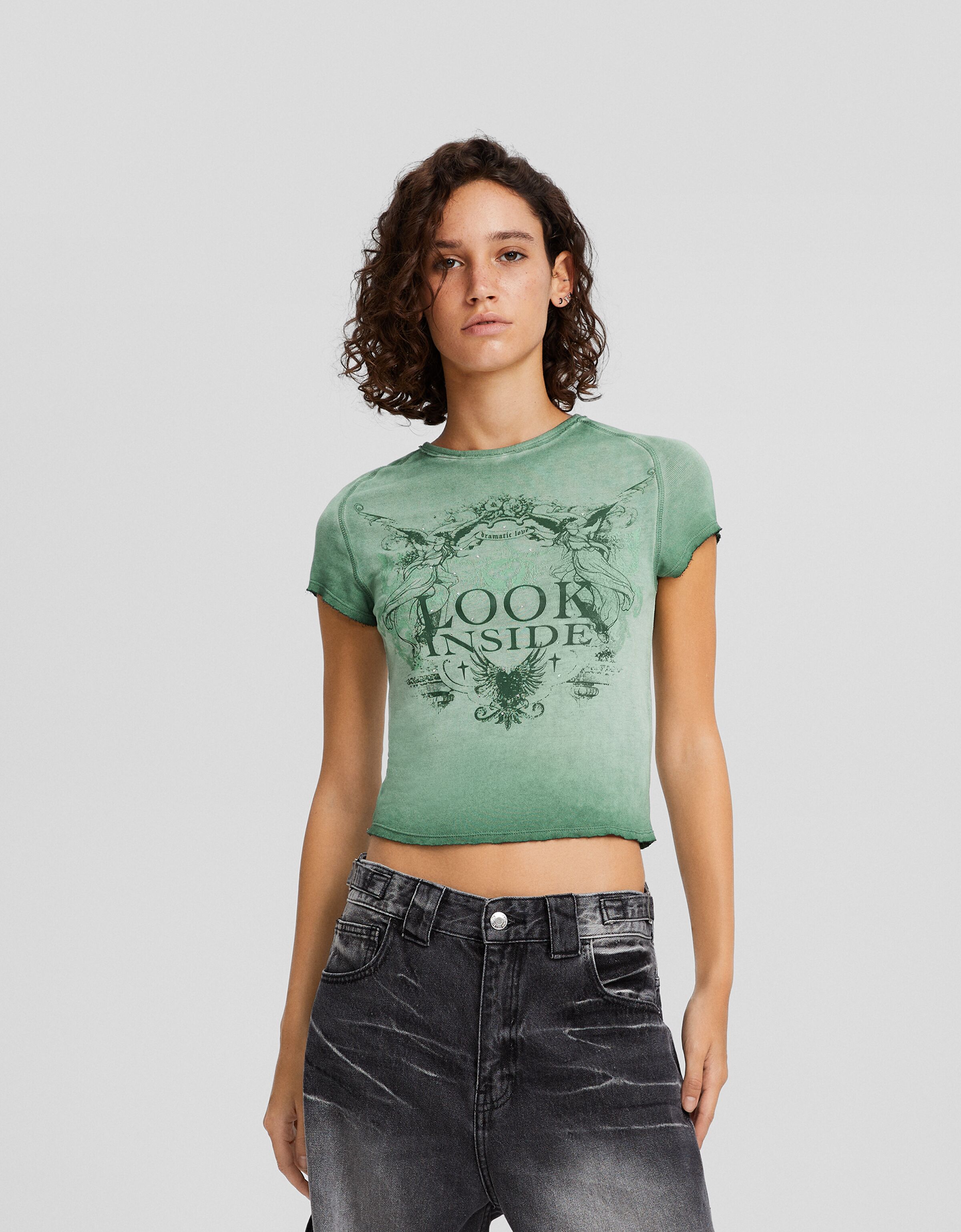 Camiseta manga corta efecto lavado strass