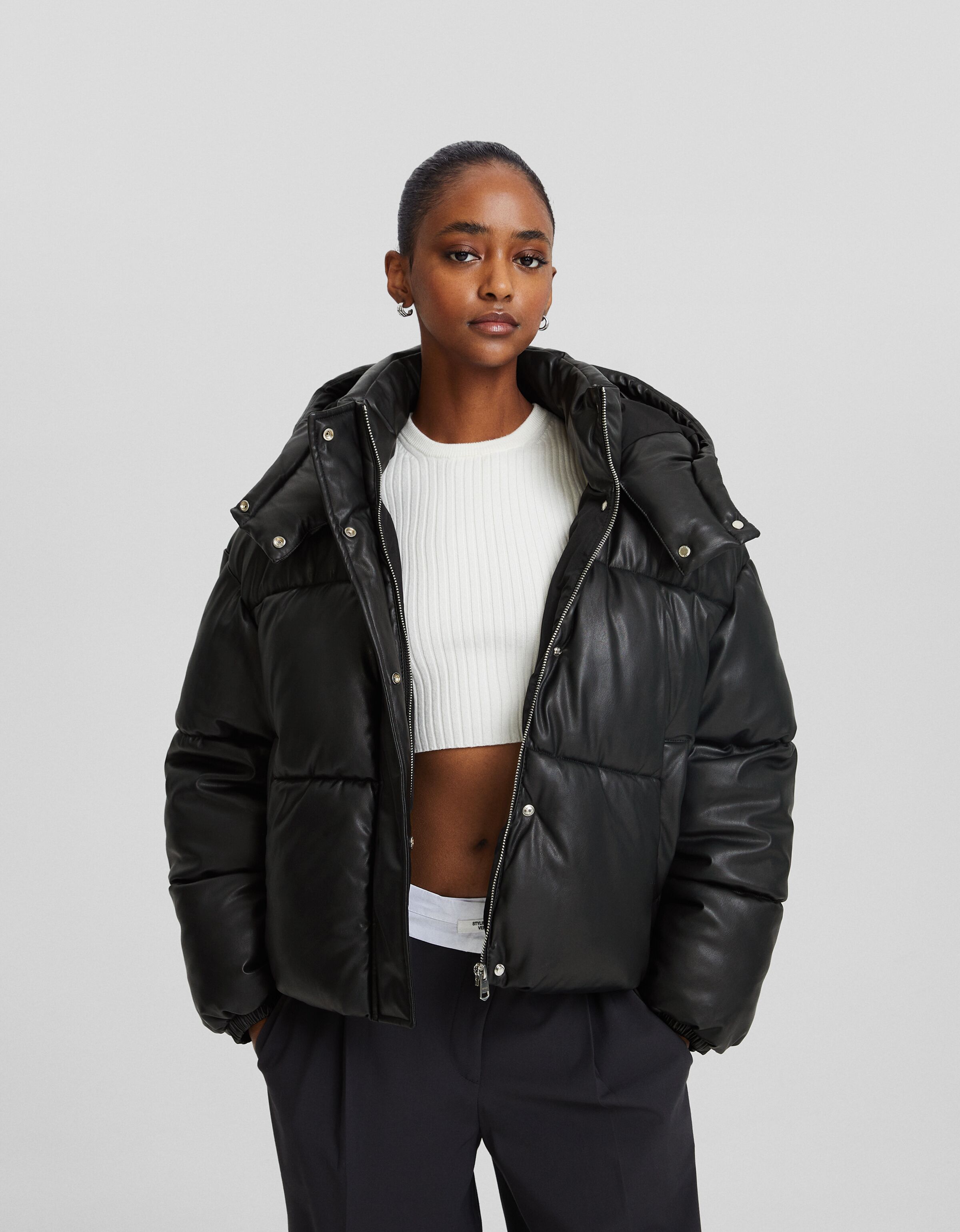 Cazadora acolchada capucha efecto piel