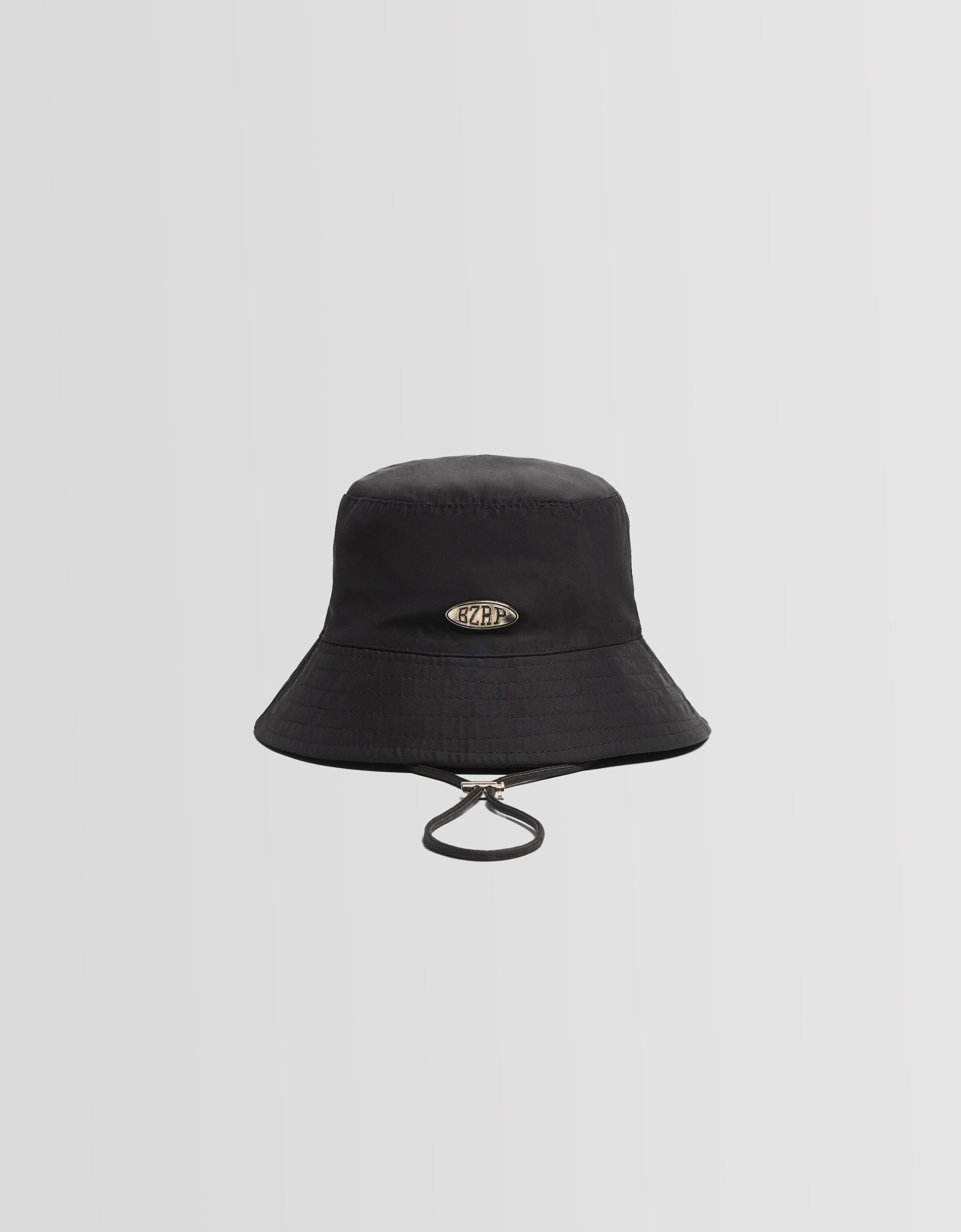 Sombrero bucket BERSHKA ft. BIZARRAP