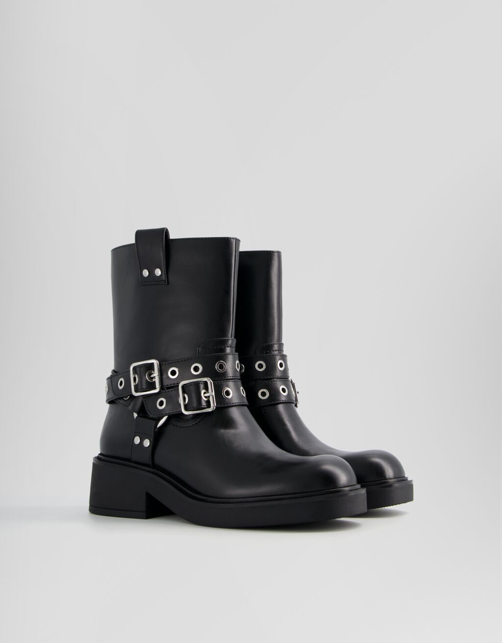 Botines moteros detalle hebillas