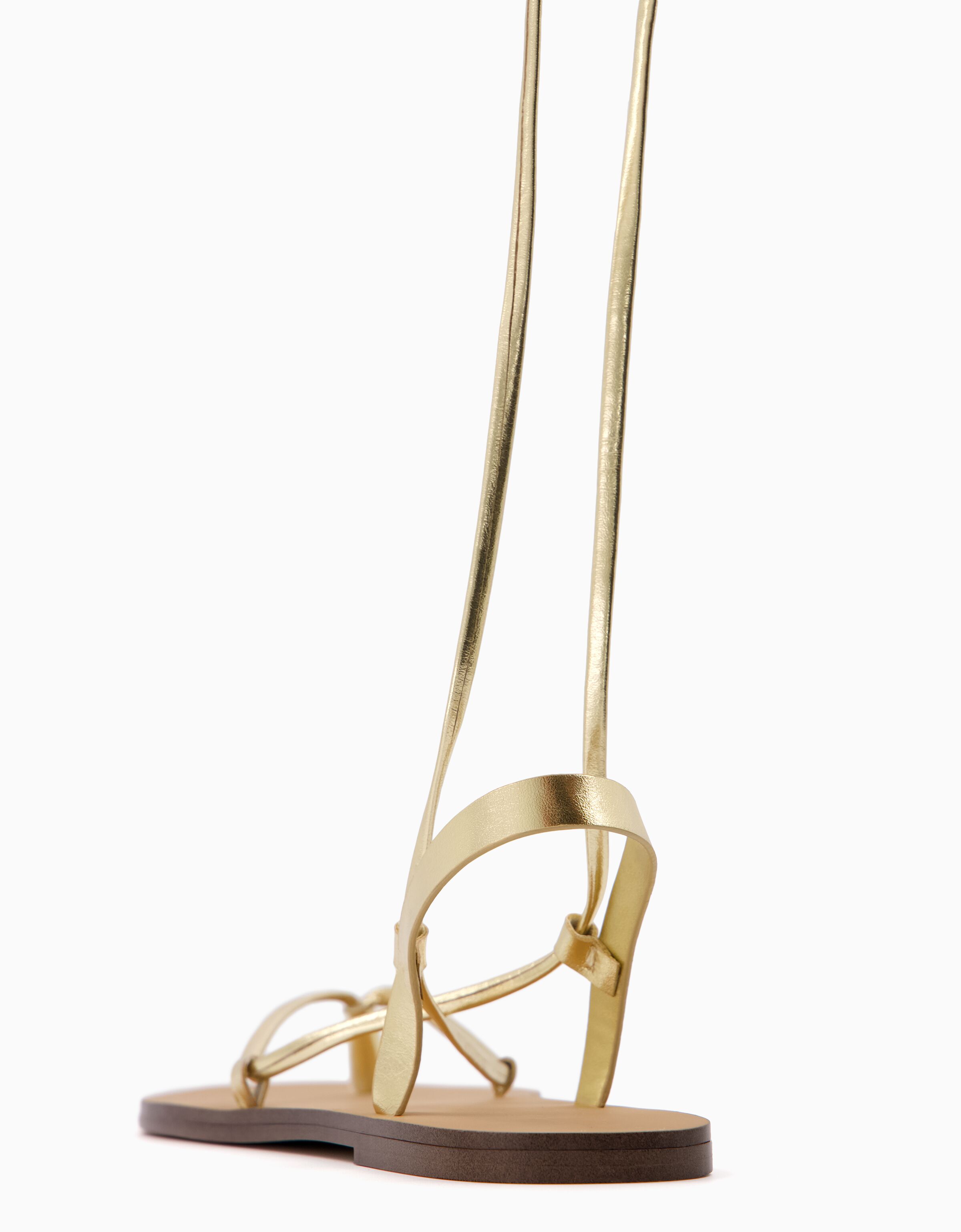 Sandalia plana metalizada atada