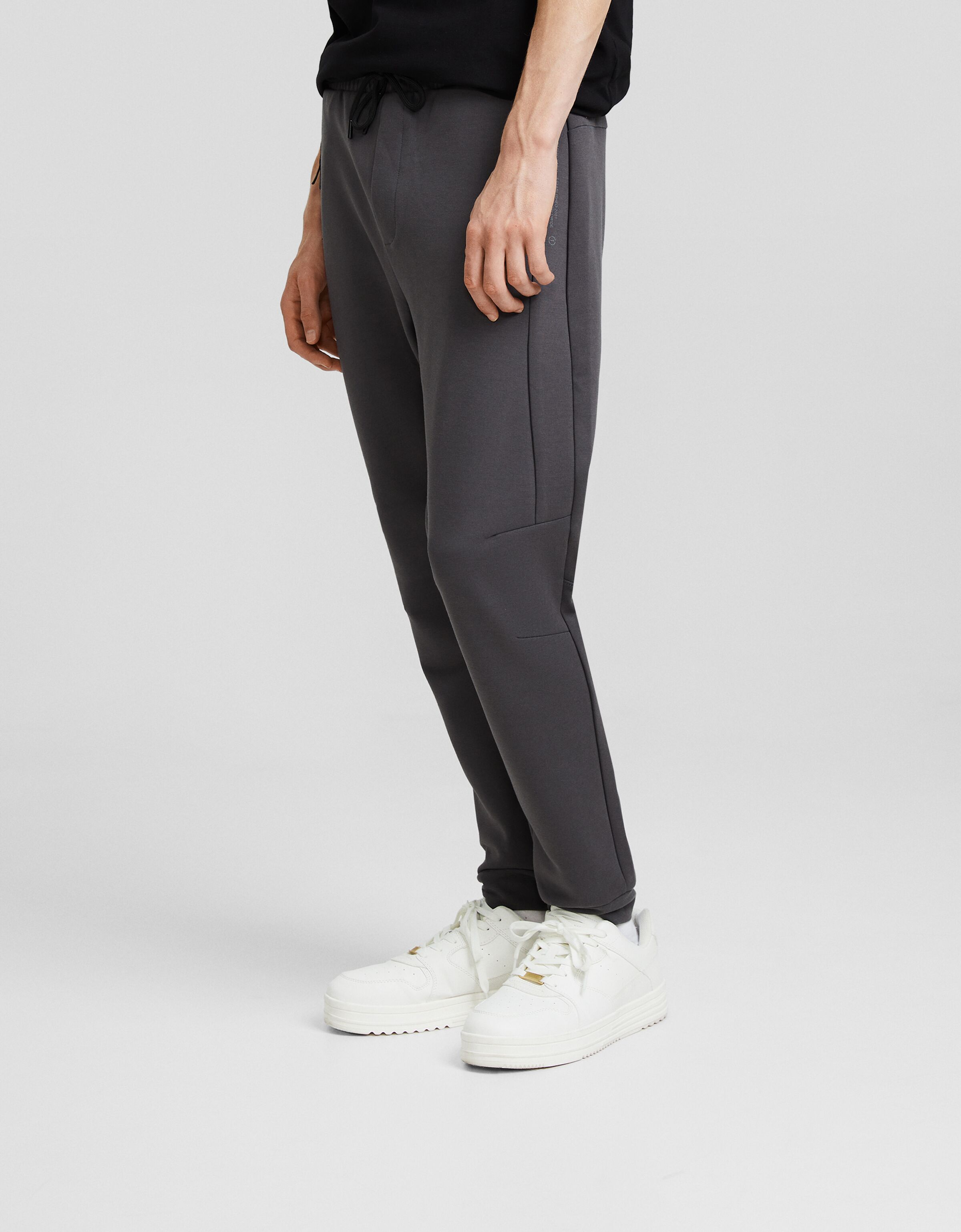 Pantalón jogger felpa cortes