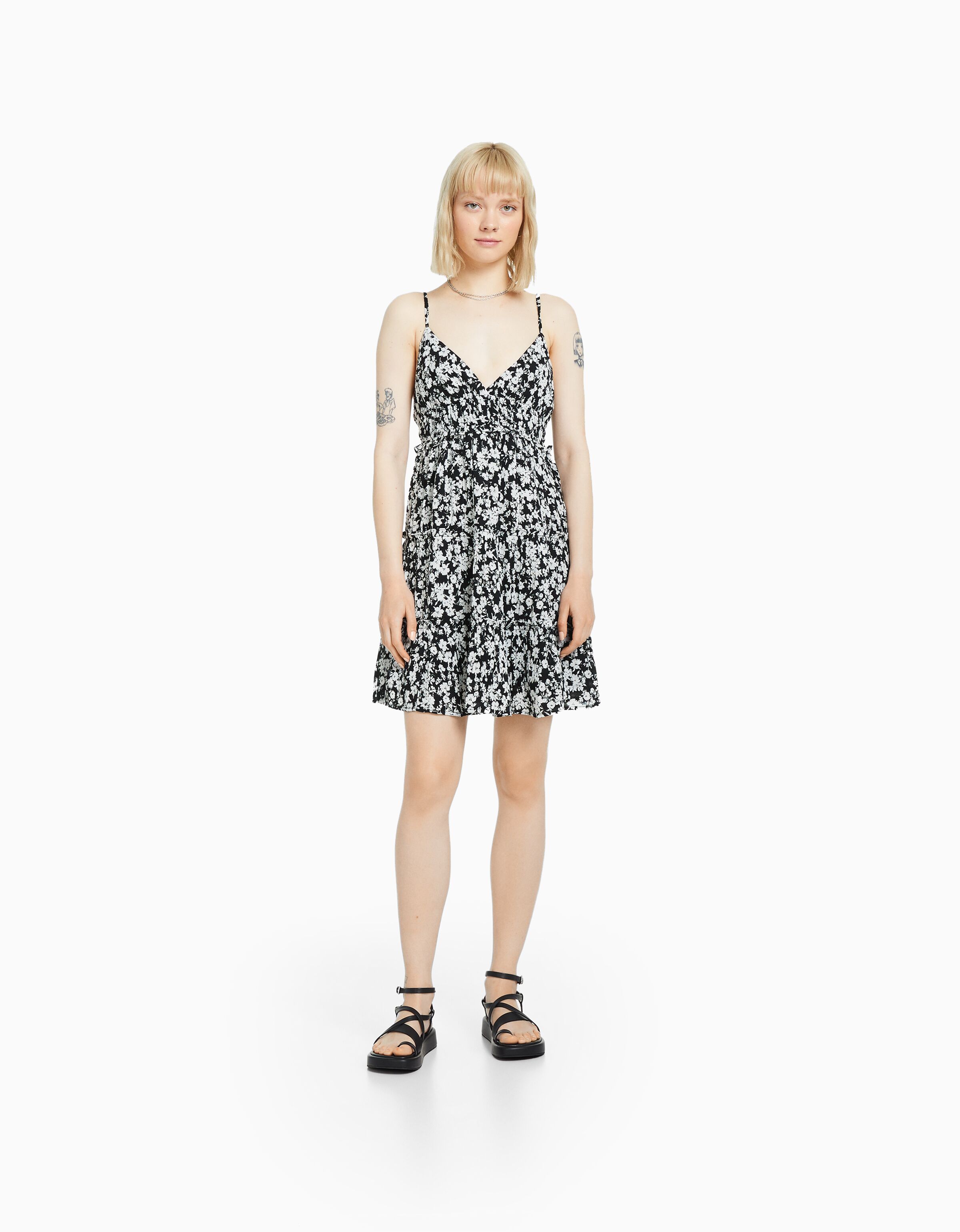 Vestido mini tirantes volantes