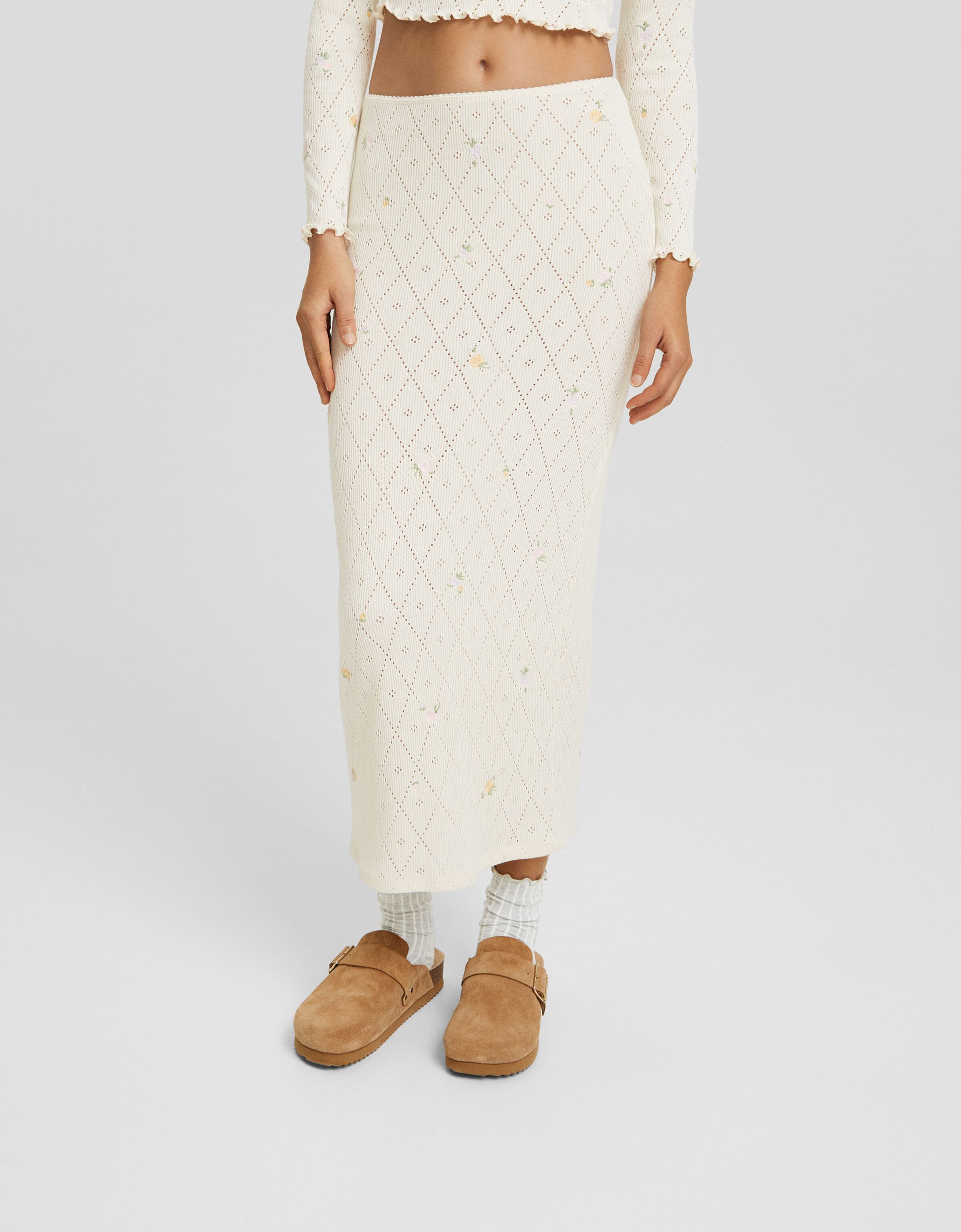 Falda midi punto pointelle bordados