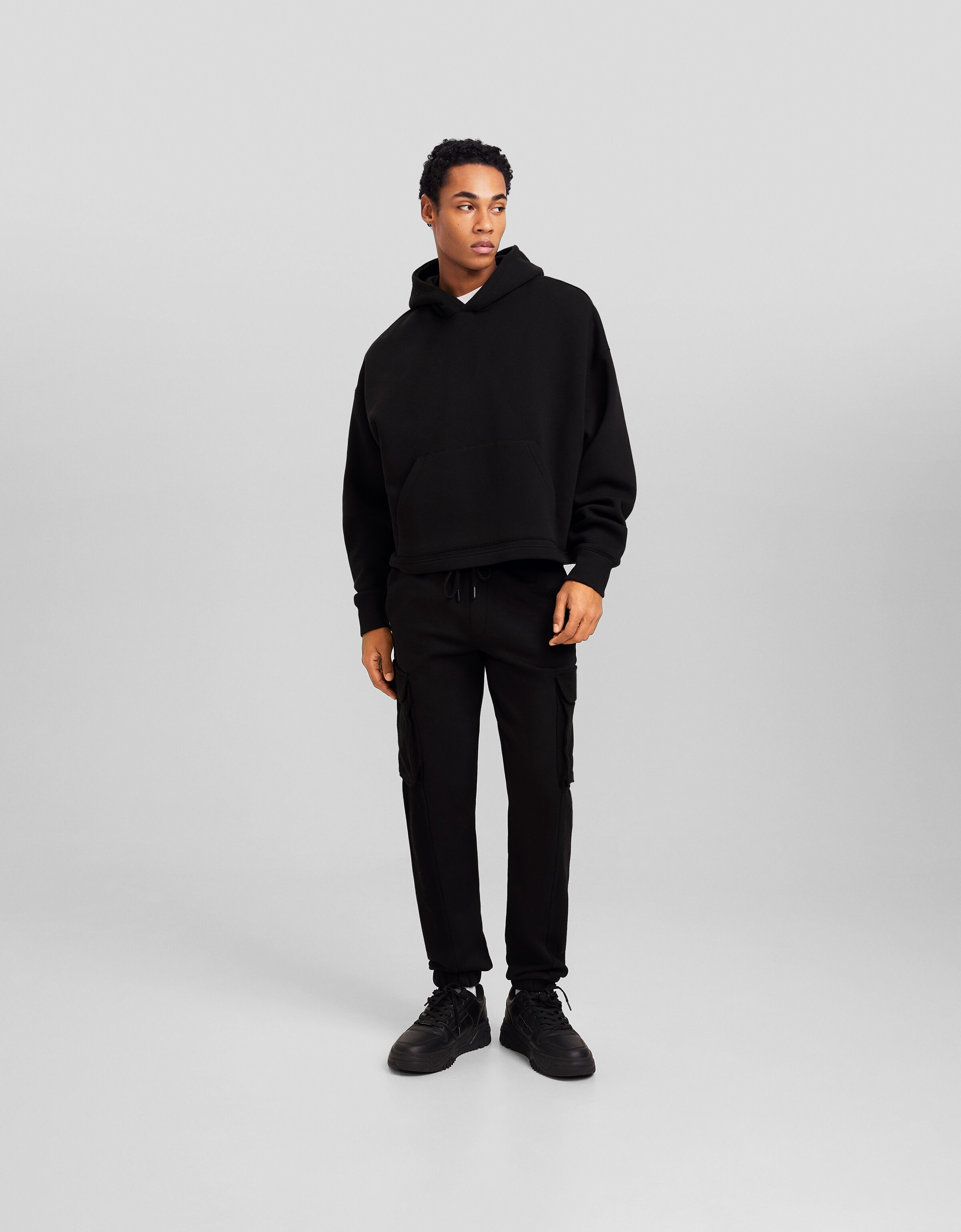 Pantalón jogger cargo felpa detalle