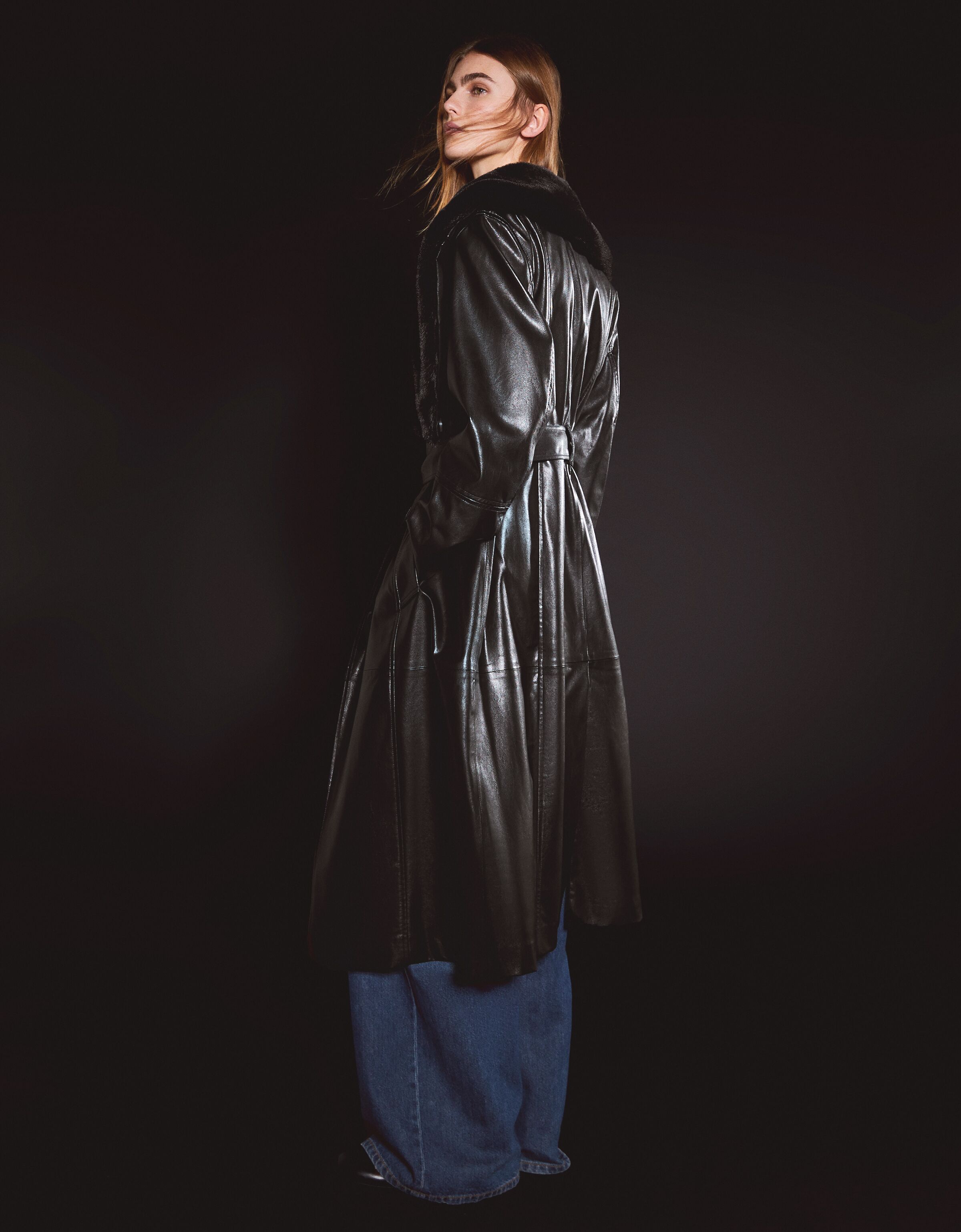 Abrigo trench efecto piel solapa pelo