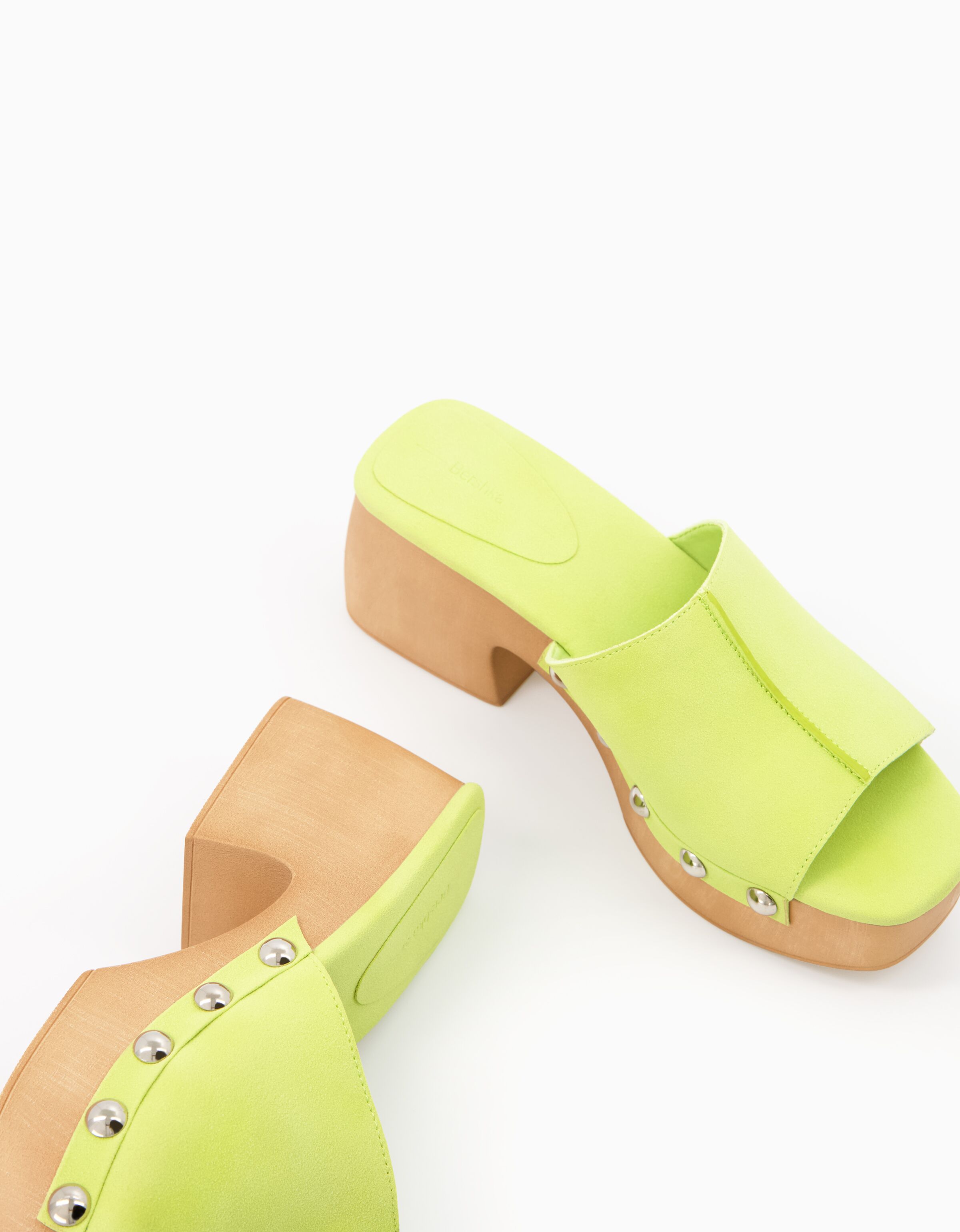 Sandalia tacón plataforma tachas