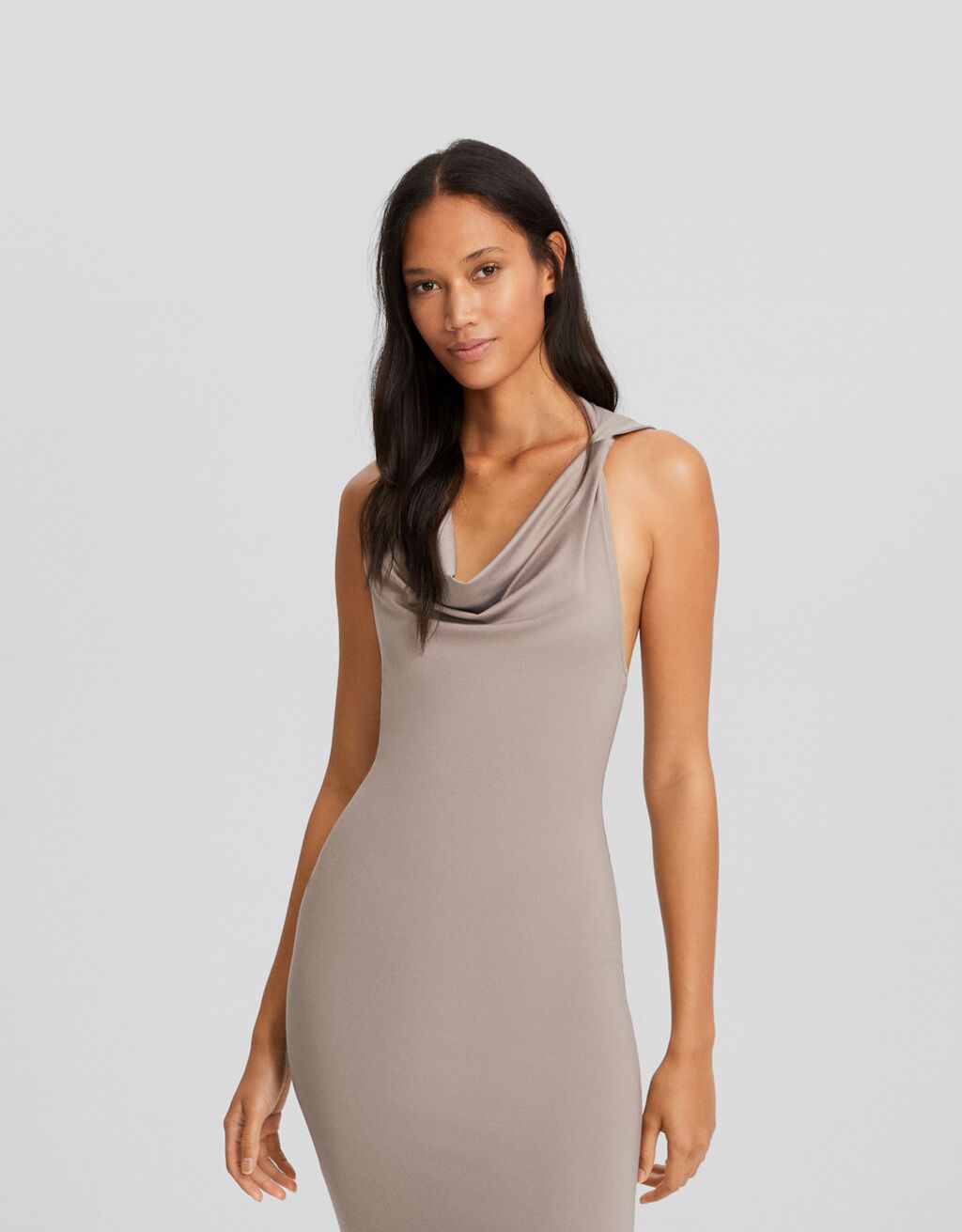 Vestido largo sin mangas capucha espalda descubierta