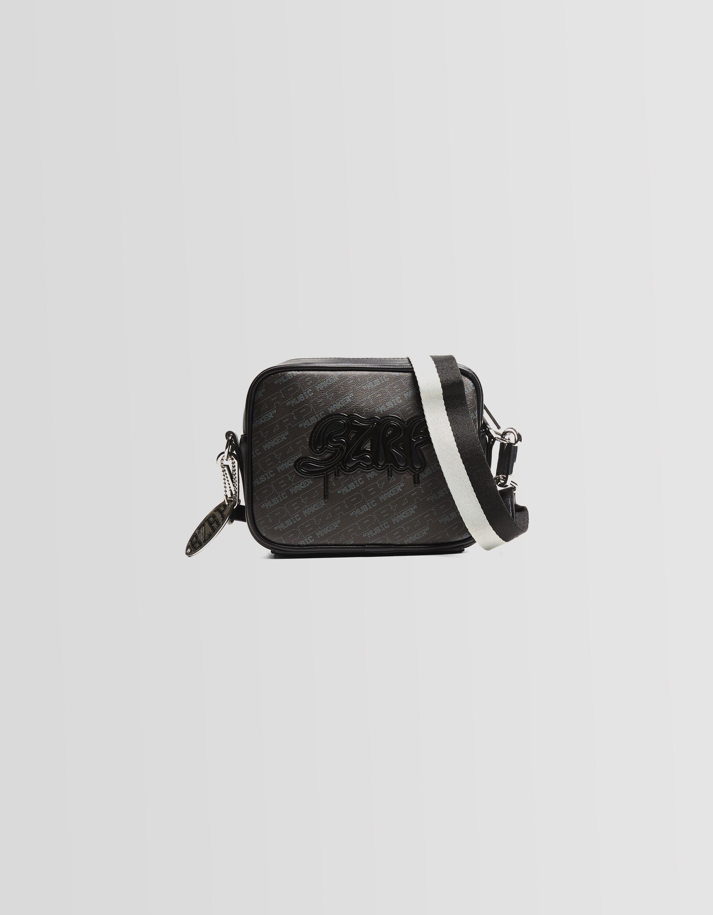 Bolso crossbody BERSHKA ft. BIZARRAP