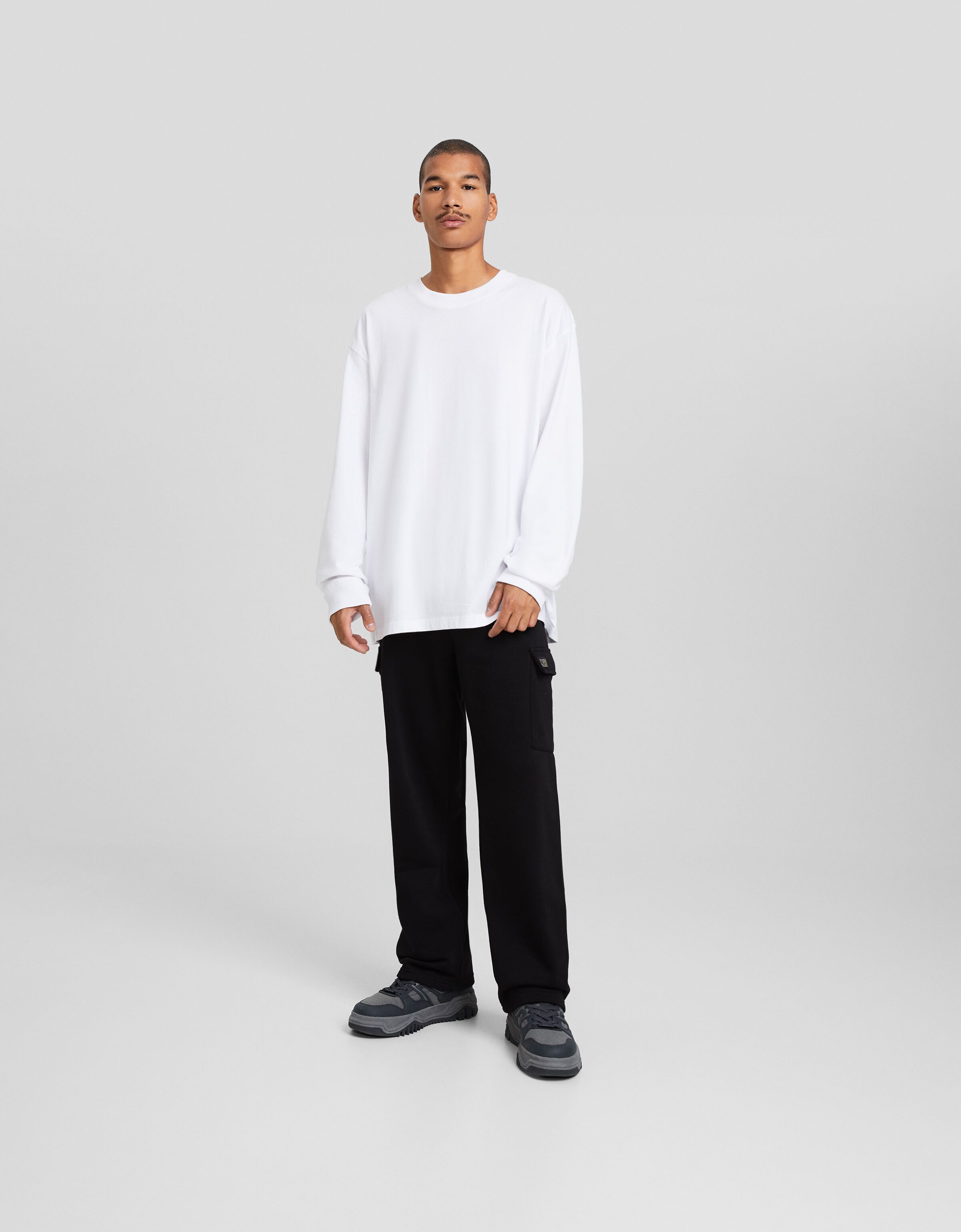 Pantalón wide leg cargo felpa