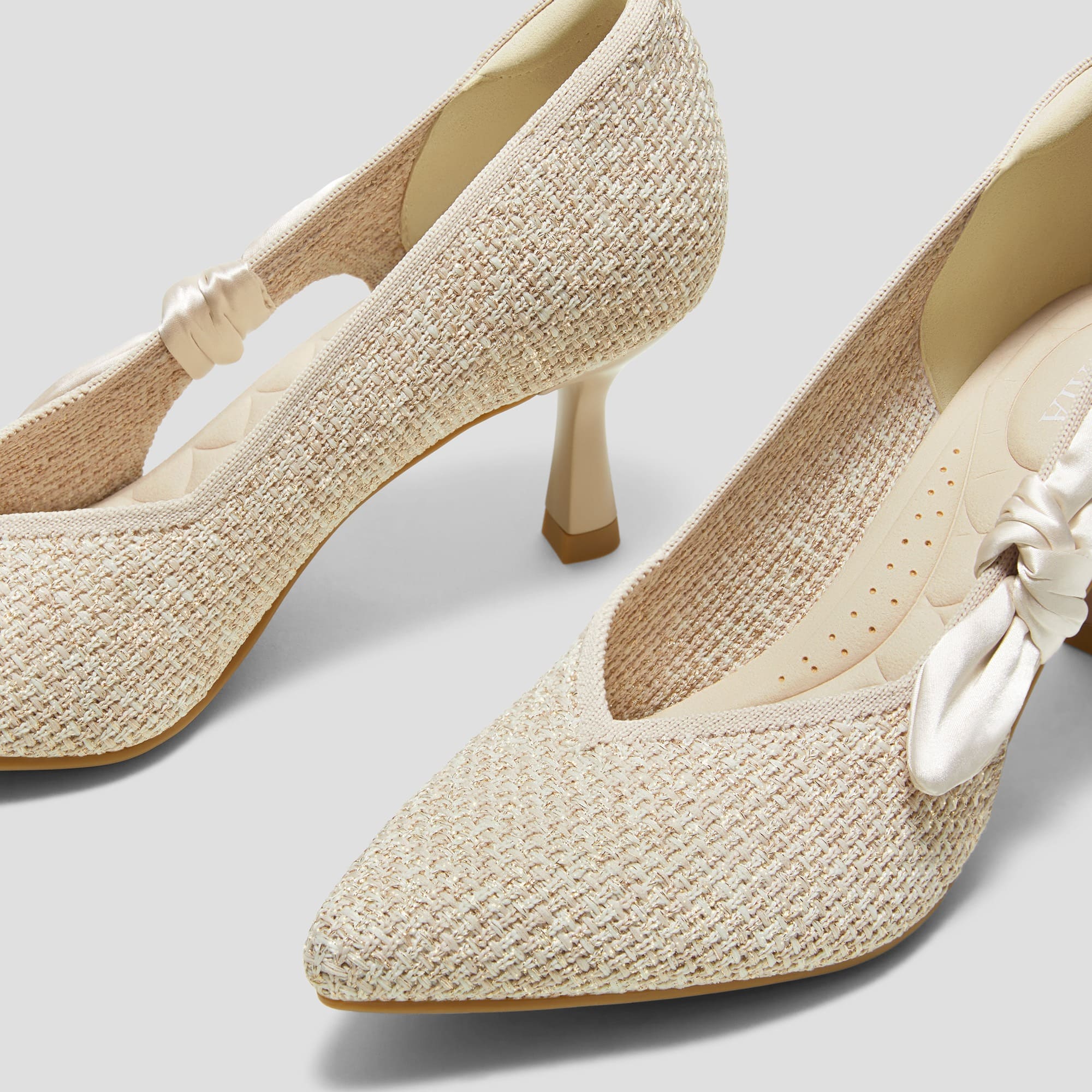 [Ashley] ポインテッドトゥ リボン付き キトゥンヒール