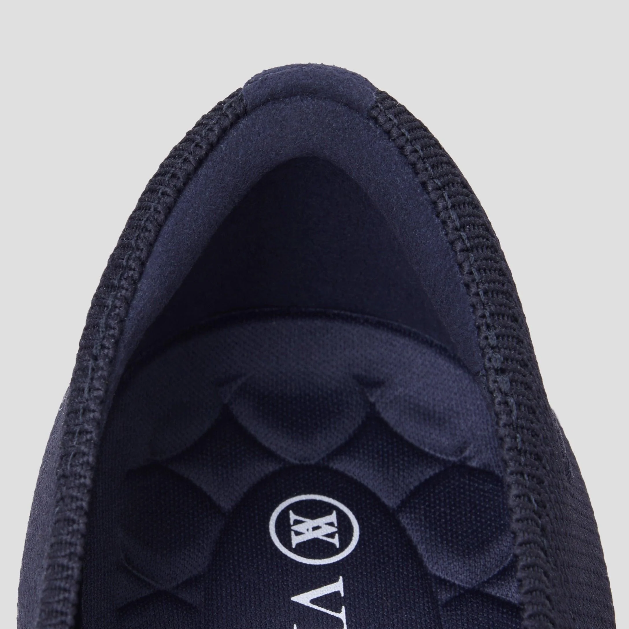 [Scarlett] ポインテッドトゥ キトゥンヒール パンプス