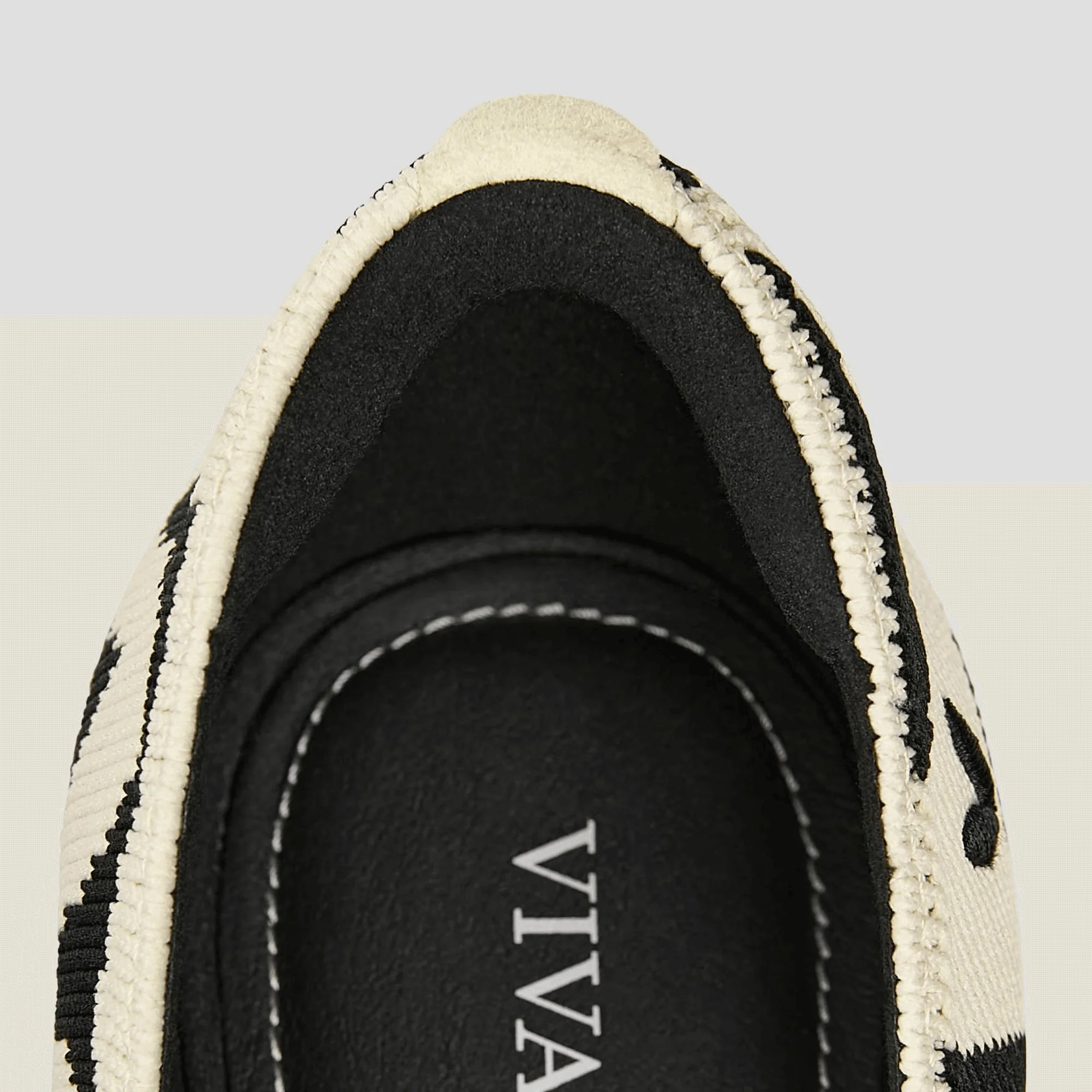 [Melia 2.0] ポインテッドトゥ Vカット フラットシューズ