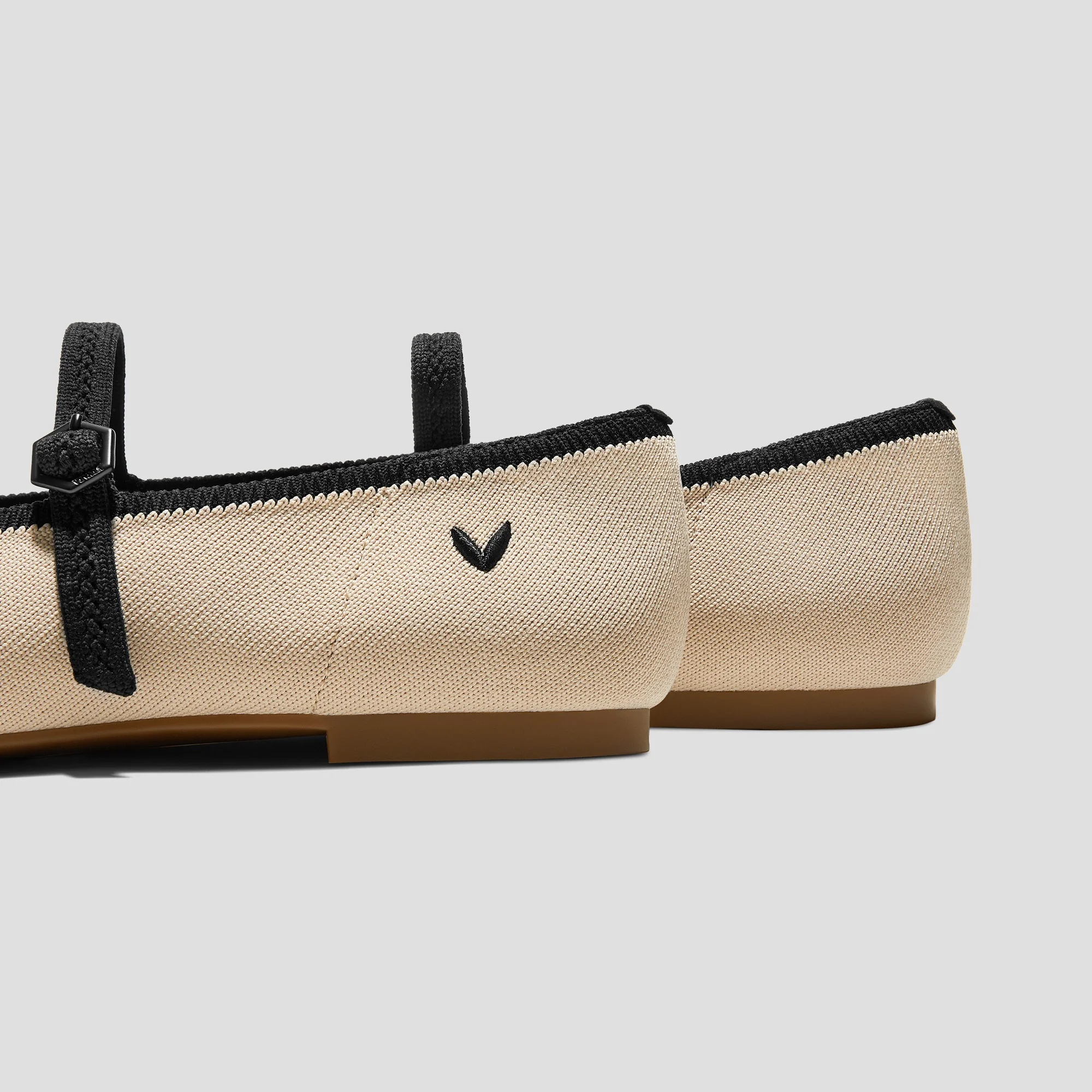 [Nelly] AdaptAll™ アーモンドトゥ フラット