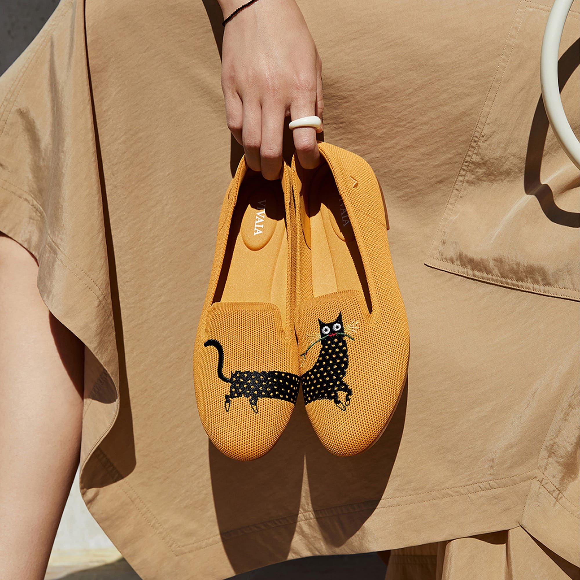 [Audrey] ラウンドトゥ アニマル刺繍 ローファー