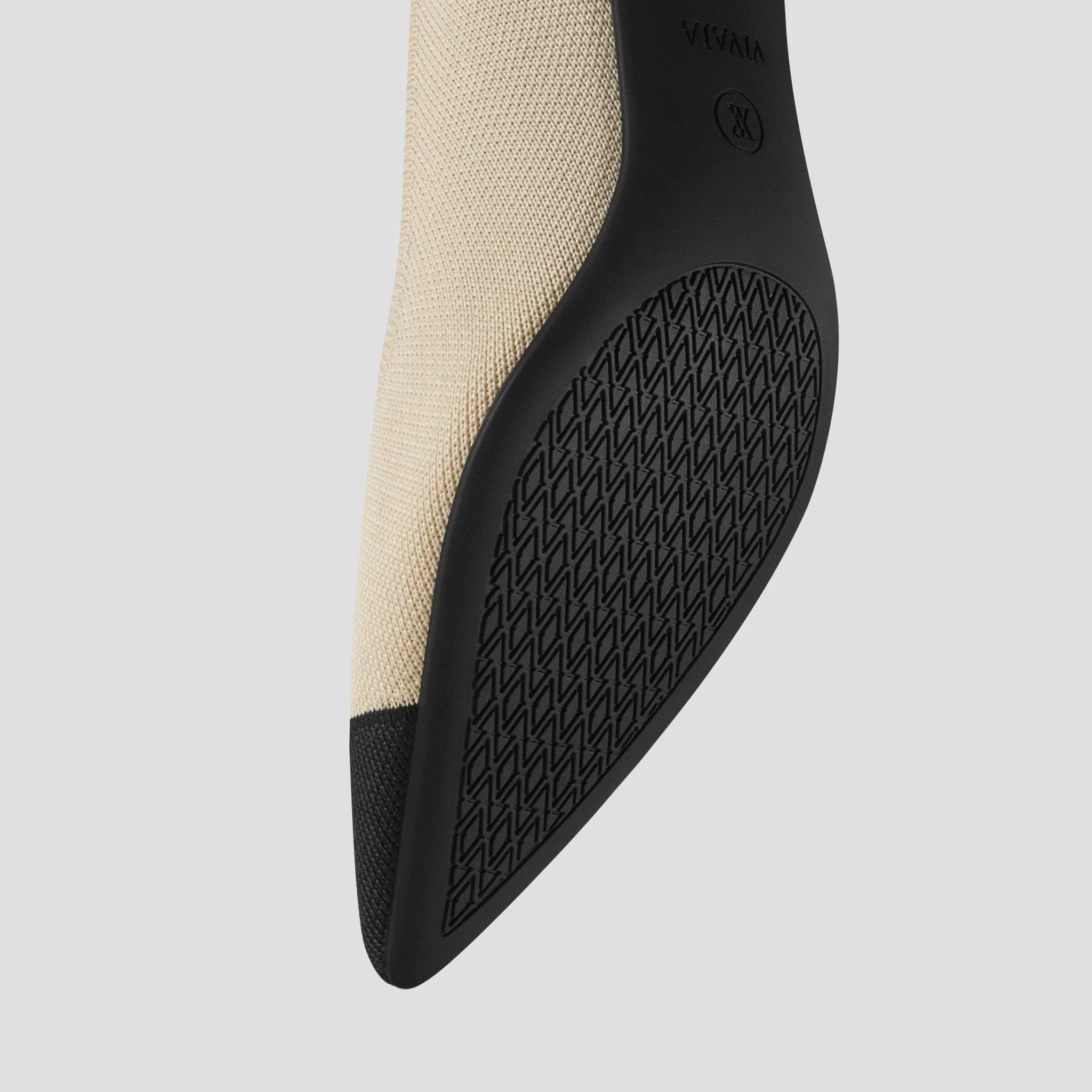 [Scarlett] ポインテッドトゥ キトゥンヒール パンプス