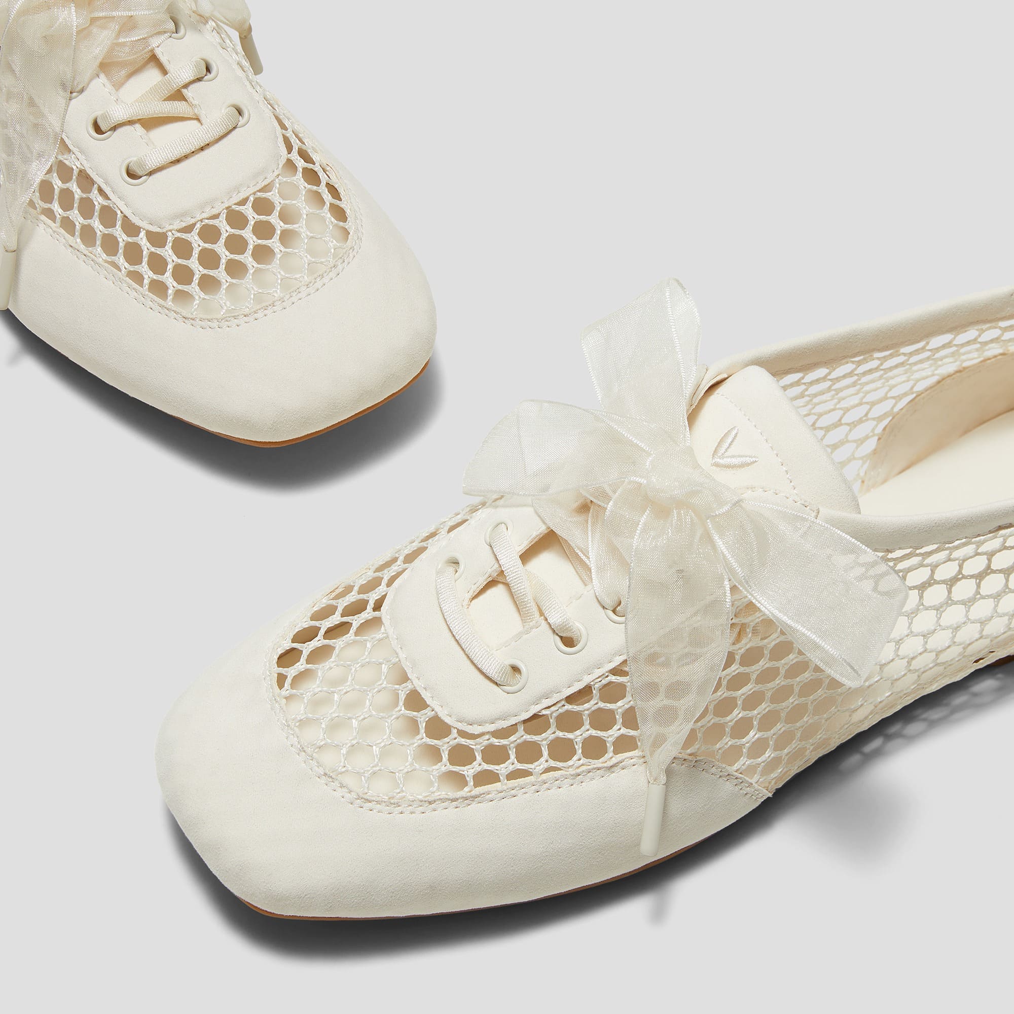 [Cristina] レースアップ サテン スニーカーリーナ