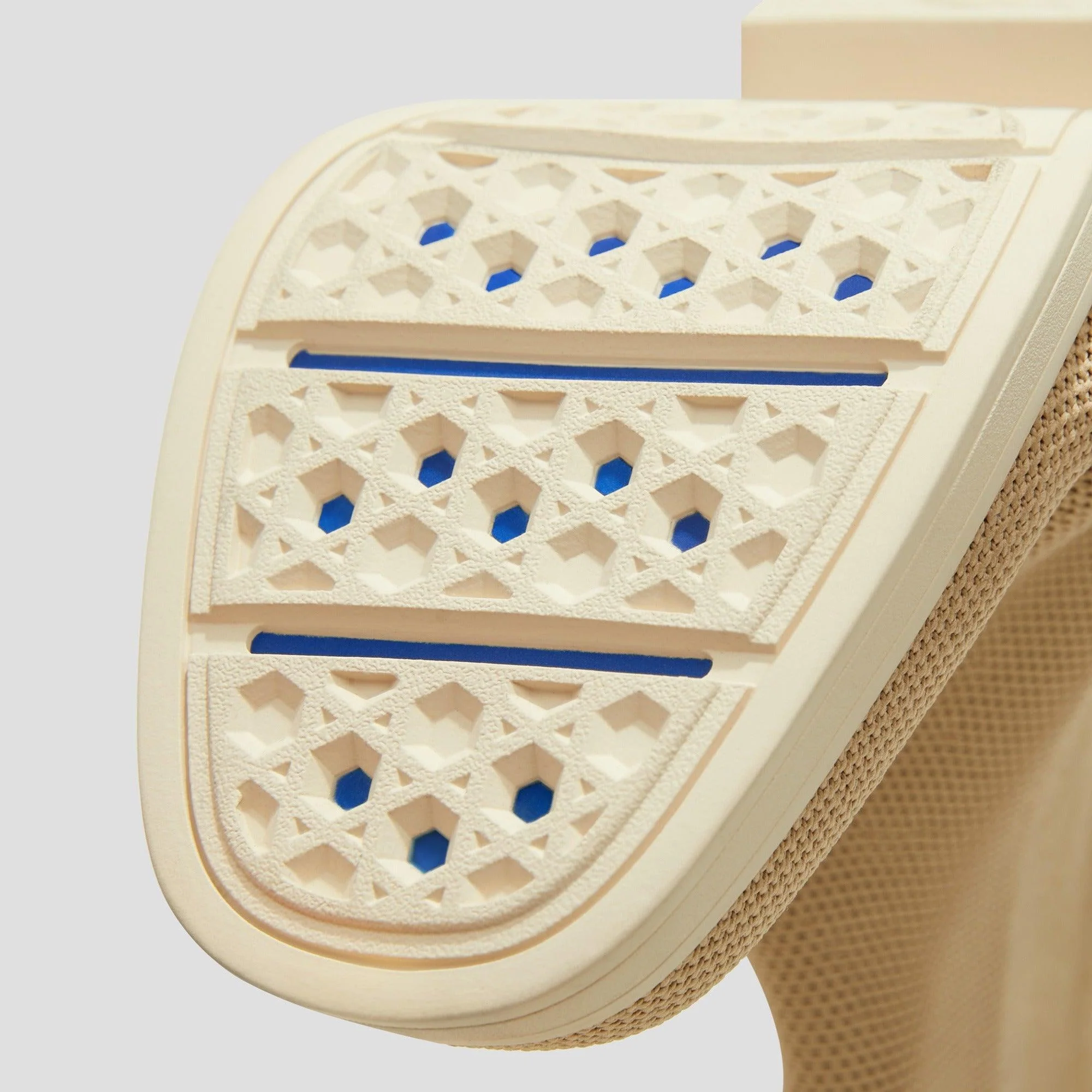 [Clara] スクエアトゥ 撥水加工 アンクルチェルシーブーツ