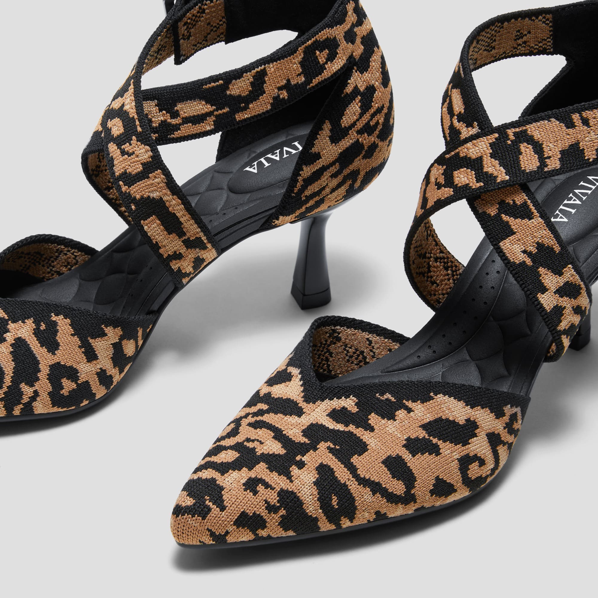 [Anabelle] ポインテッドトゥ クロスストラップ キトゥンヒール