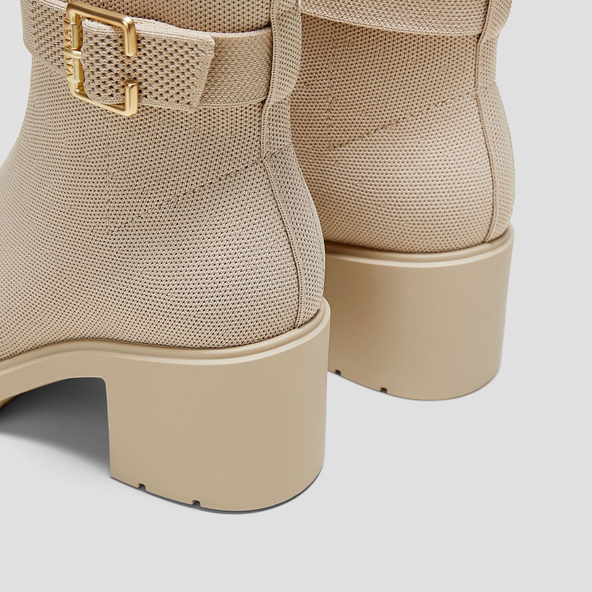 [Gisella] スクエアトゥ 撥水加工 ヒールブーツ