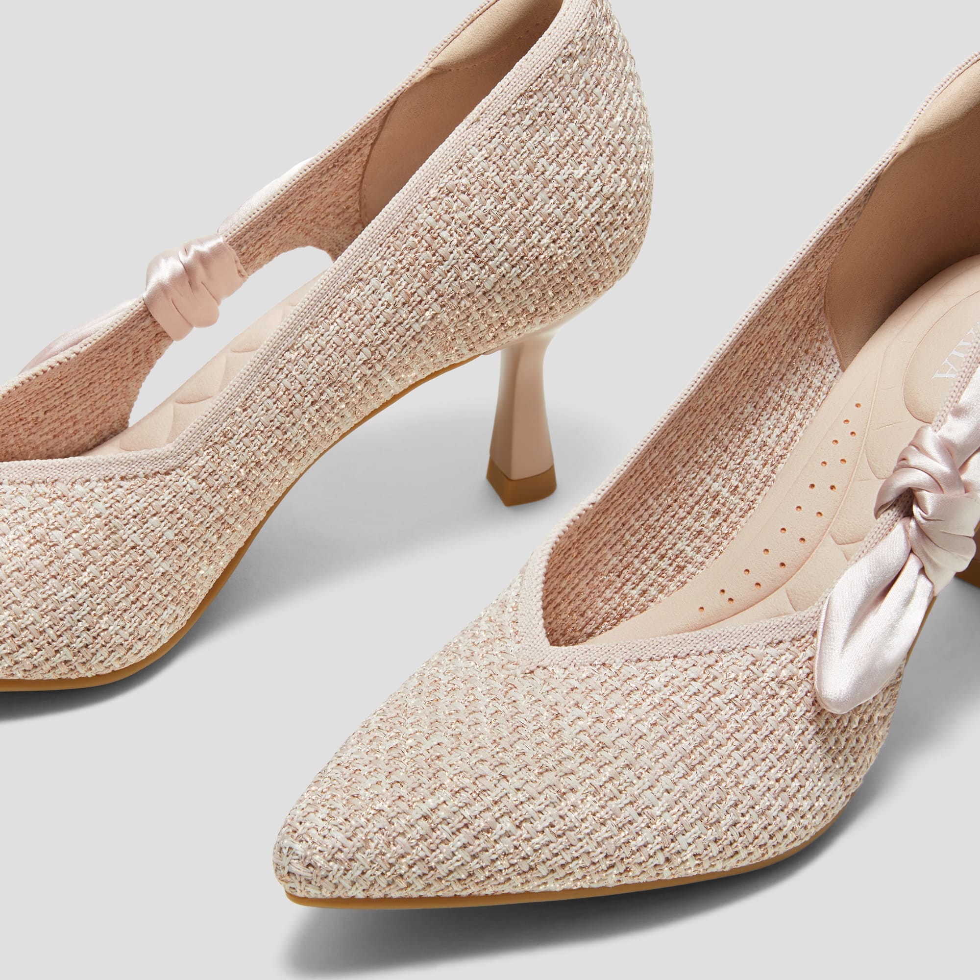 [Ashley] ポインテッドトゥ リボン付き キトゥンヒール